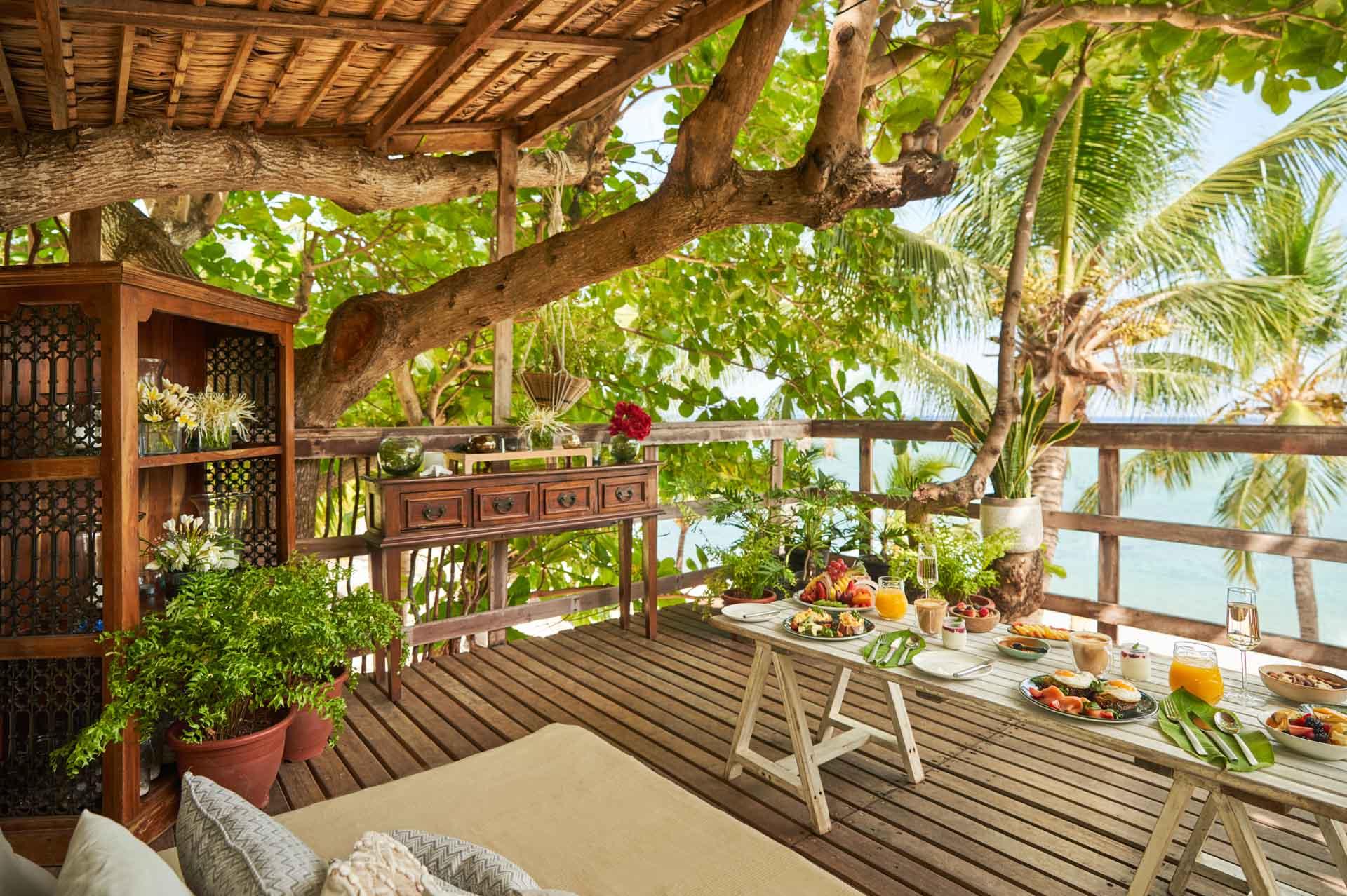 Prendre un petit déjeuner en amoureux dans la cabane dans les arbres Prendre un petit déjeuner en amoureux dans la cabane dans les arbres