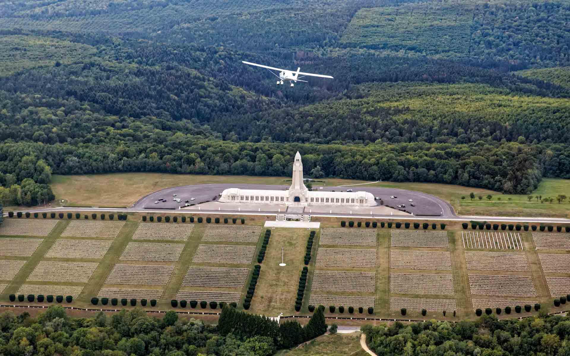 Survol de l’ossuaire de Douaumont avec Philippe Charles aux commandes © Jean-Luc Kalusko