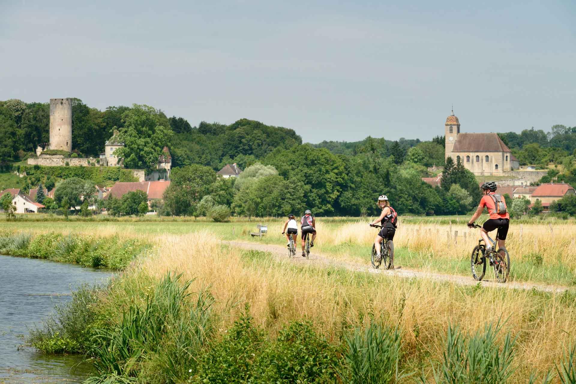 Vélo entre campagne et rivière © Michel Joly Bourgogne-Franche-Comté Tourisme