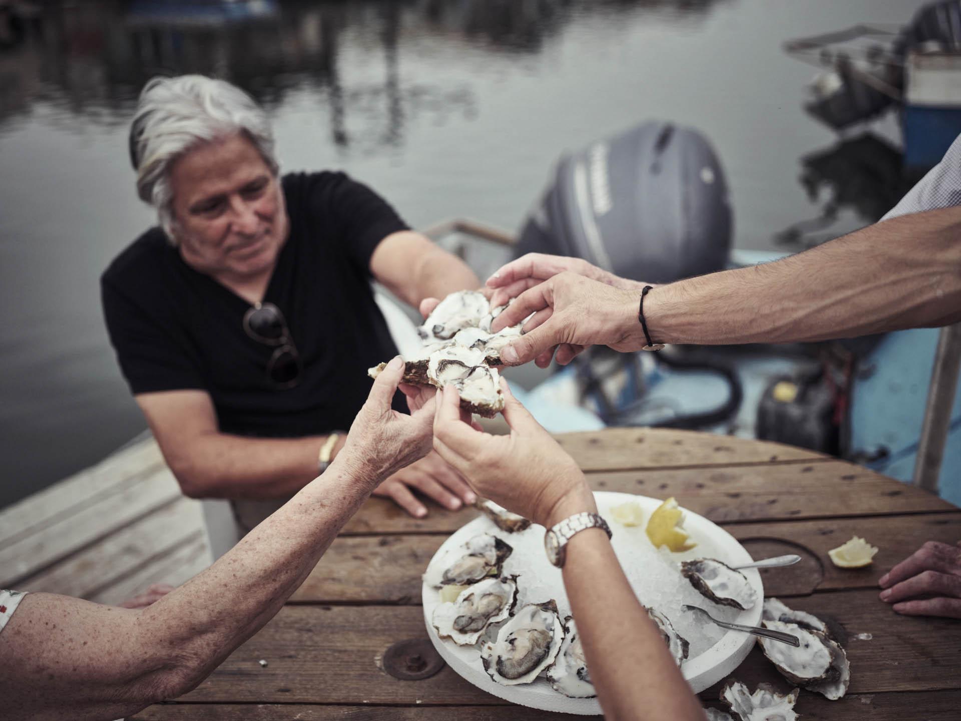 Partager des huitres au bord de l’eau © Cherrystone