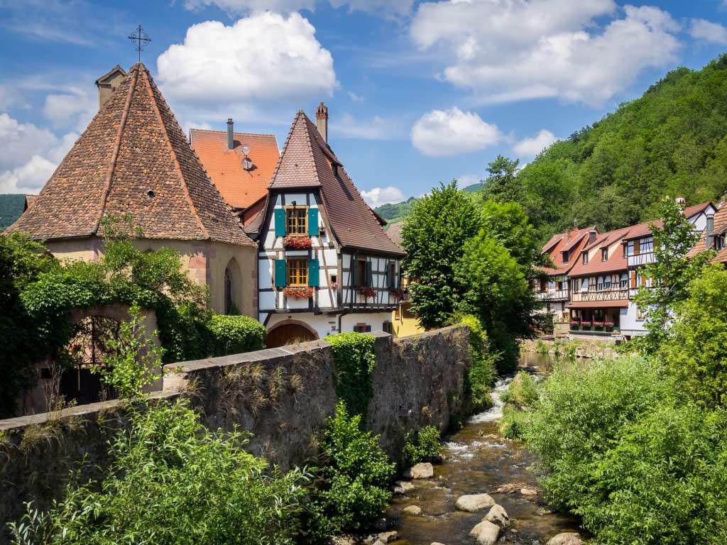 Le village de Kaysersberg traversé par un torrent © DR