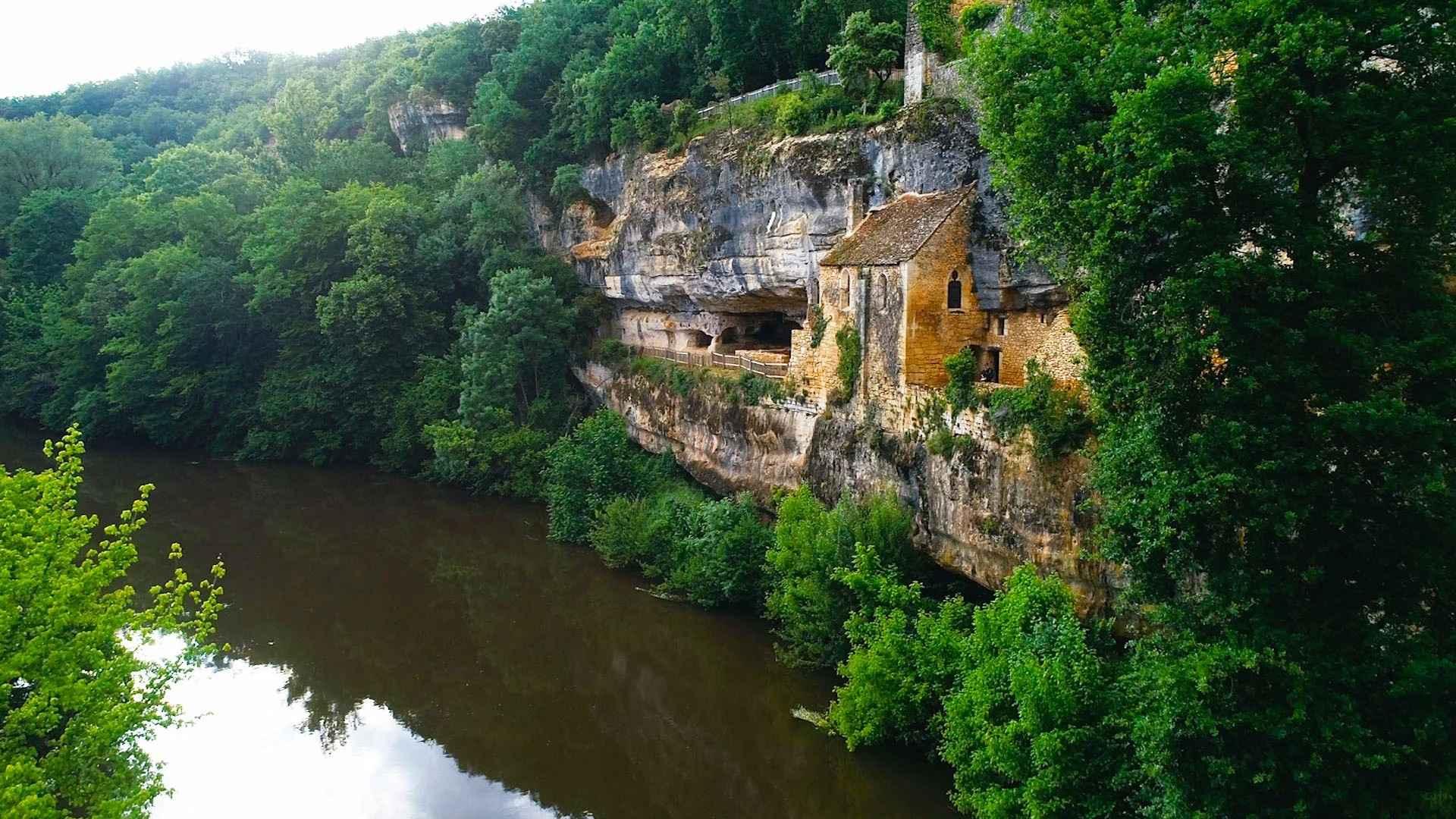Village troglodytique de La Madeleine dans la vallée de la Vézère © Village troglodytique de La Made