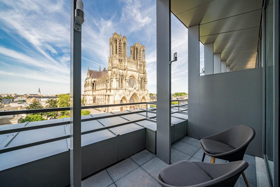 Vue terrasse d’une chambre de l’hôtel 5 étoiles la Caserne Chanzy © Naiim de la Lisière