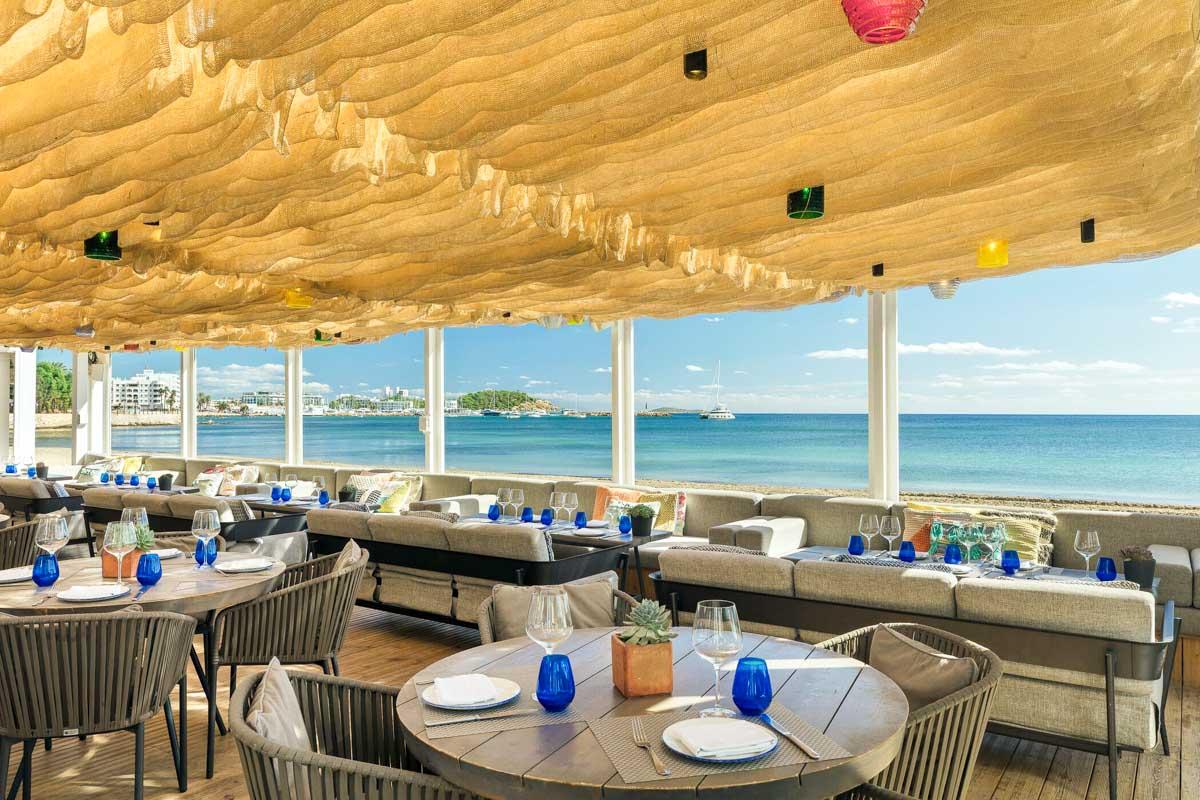 W Ibiza | Chiringuito Blue, un restaurant les pieds dans le sable © W Hotels
