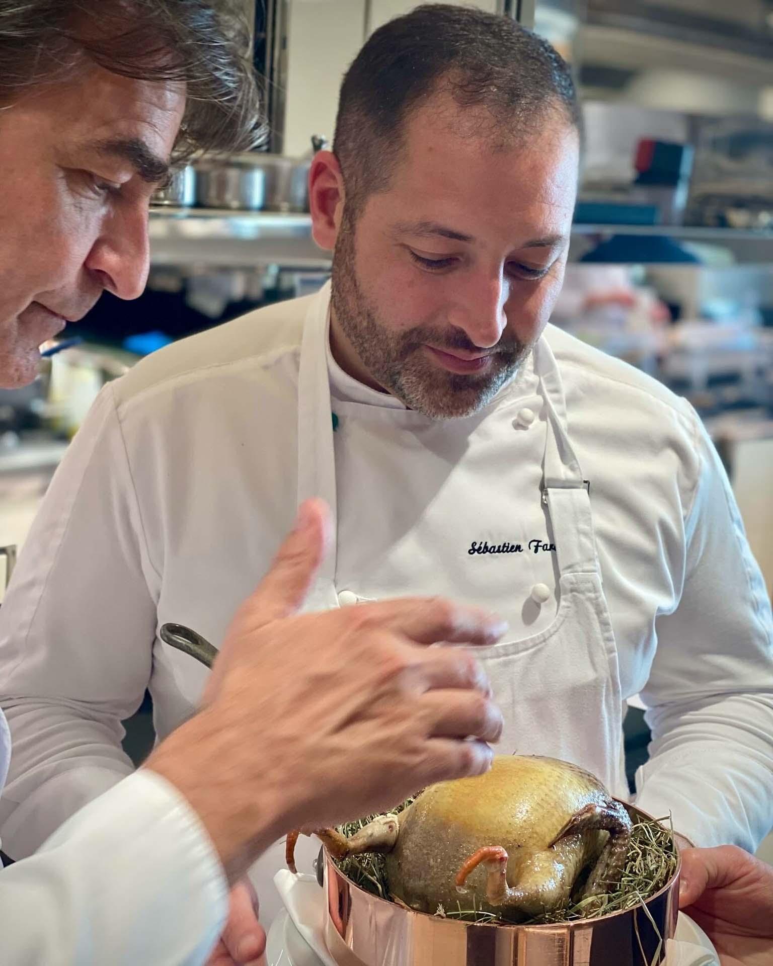 Yannick Alleno et Sébastien Faramond supervisant la cuisson du nouveau « air pigeon » © Emmanuel Laveran