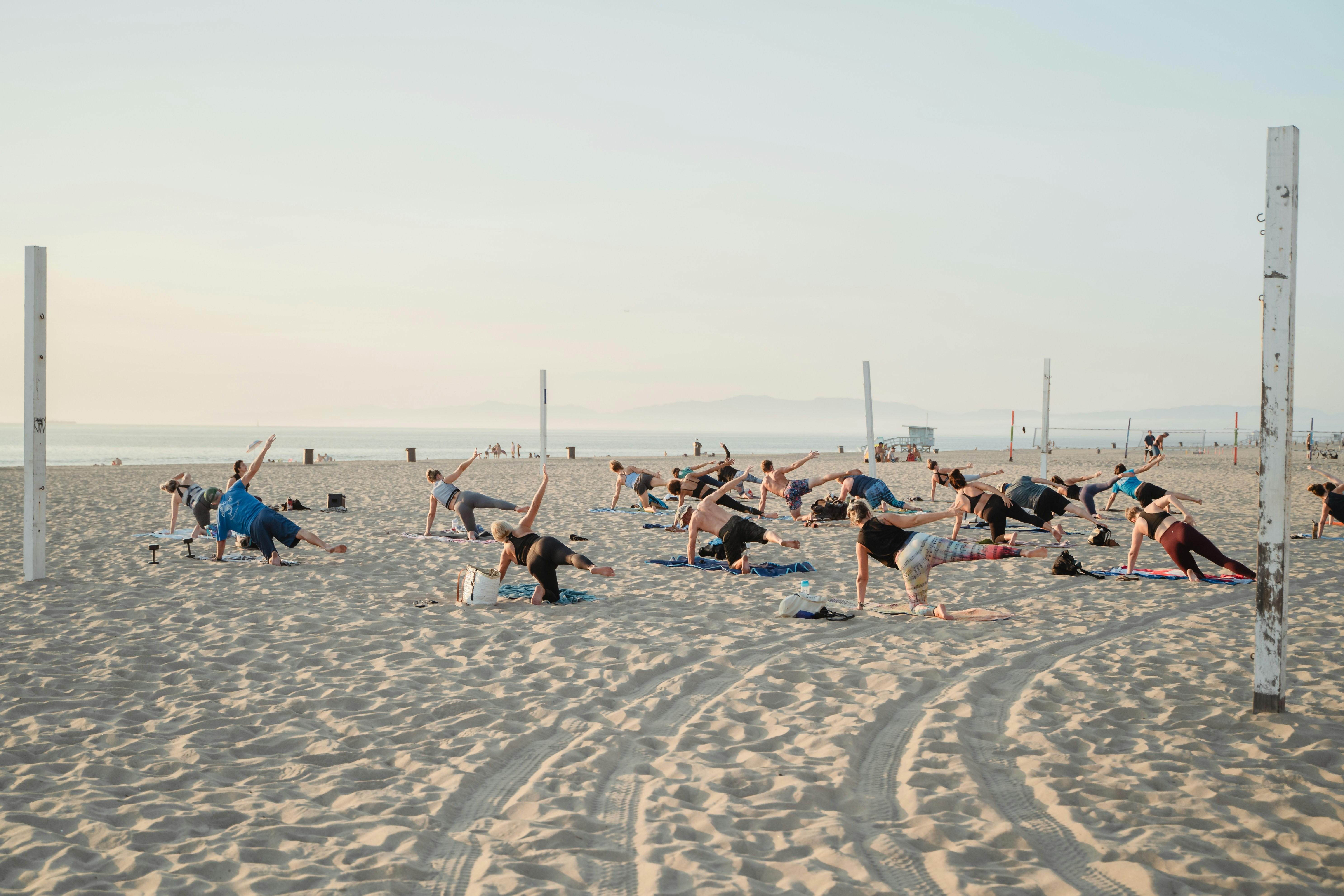 Yoga sur la plage © isaac y tzkeu