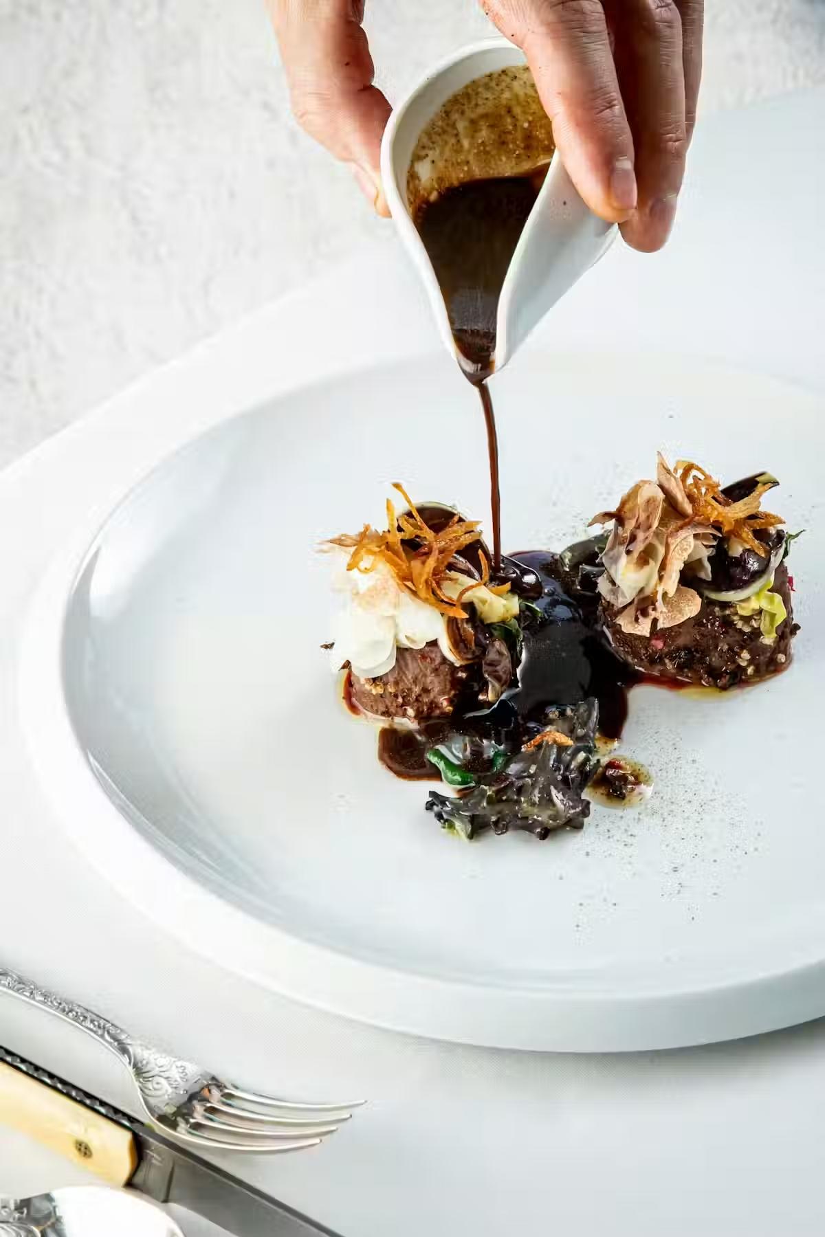 Salmis de chevreuil iodé et nourri au fois gras de canard © Le Cheval Blanc 