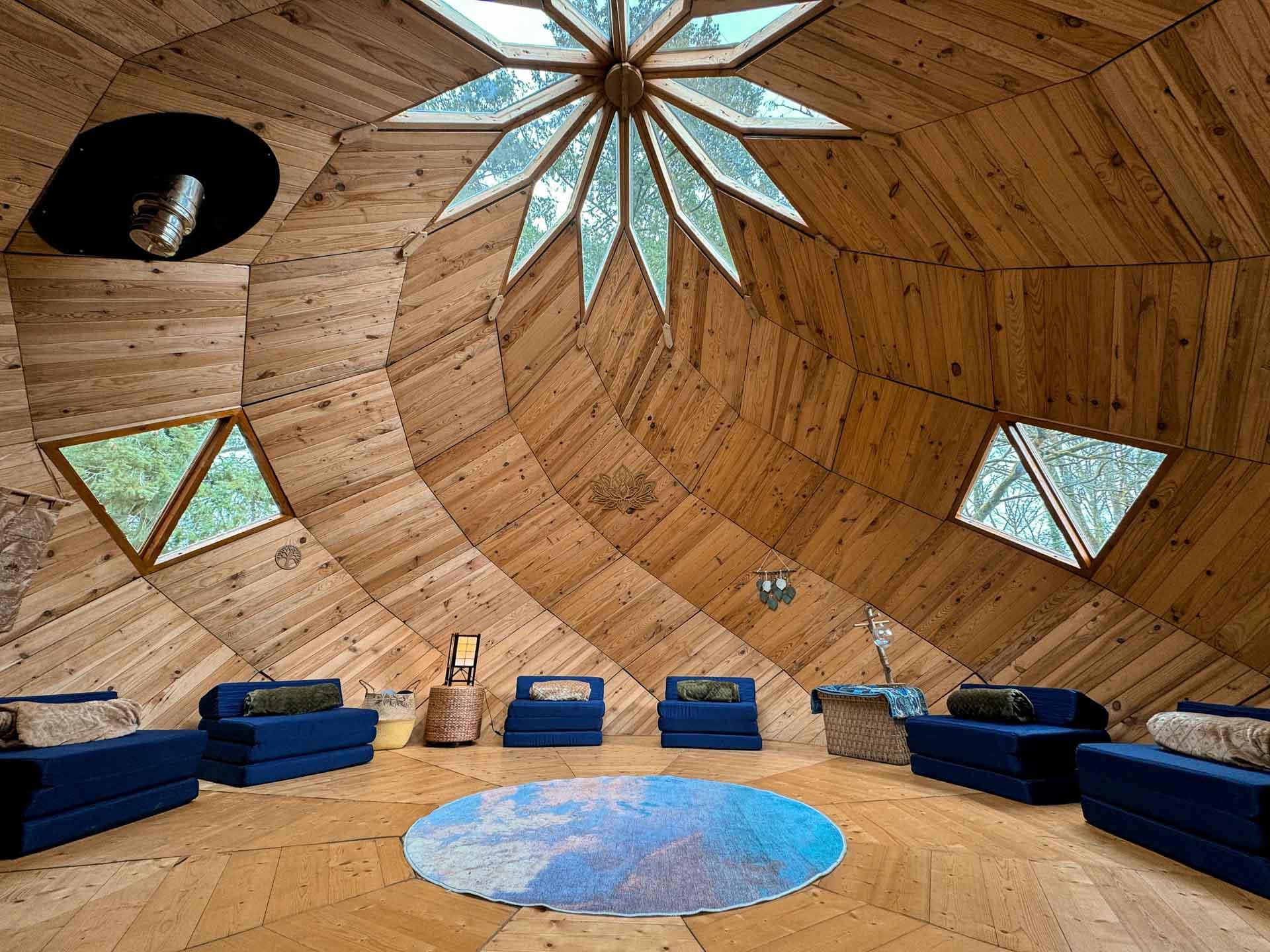 Méditer en groupe dans le Zome aux Loire Valley Lodges © Olivia Travers