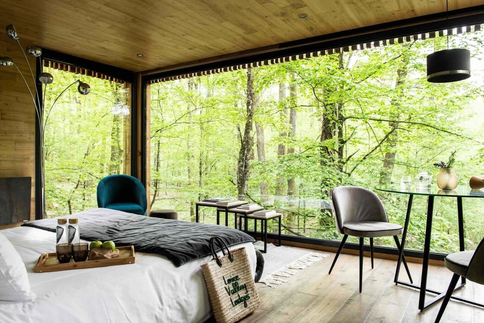 Loger dans une chambre avec une vue imprenable sur la nature © Loire Valley Lodge