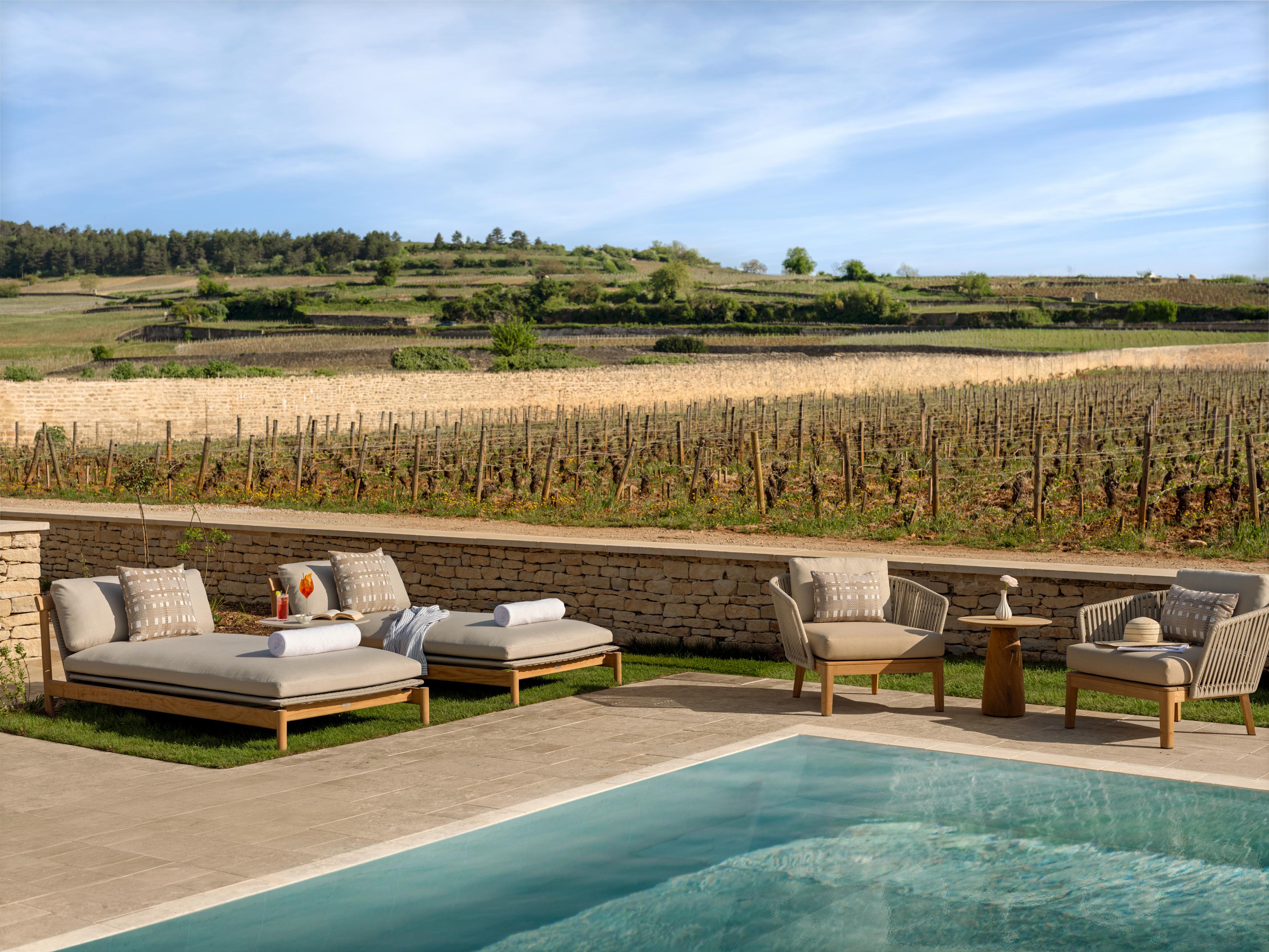 Vue sur la piscine © Château La Commaraine