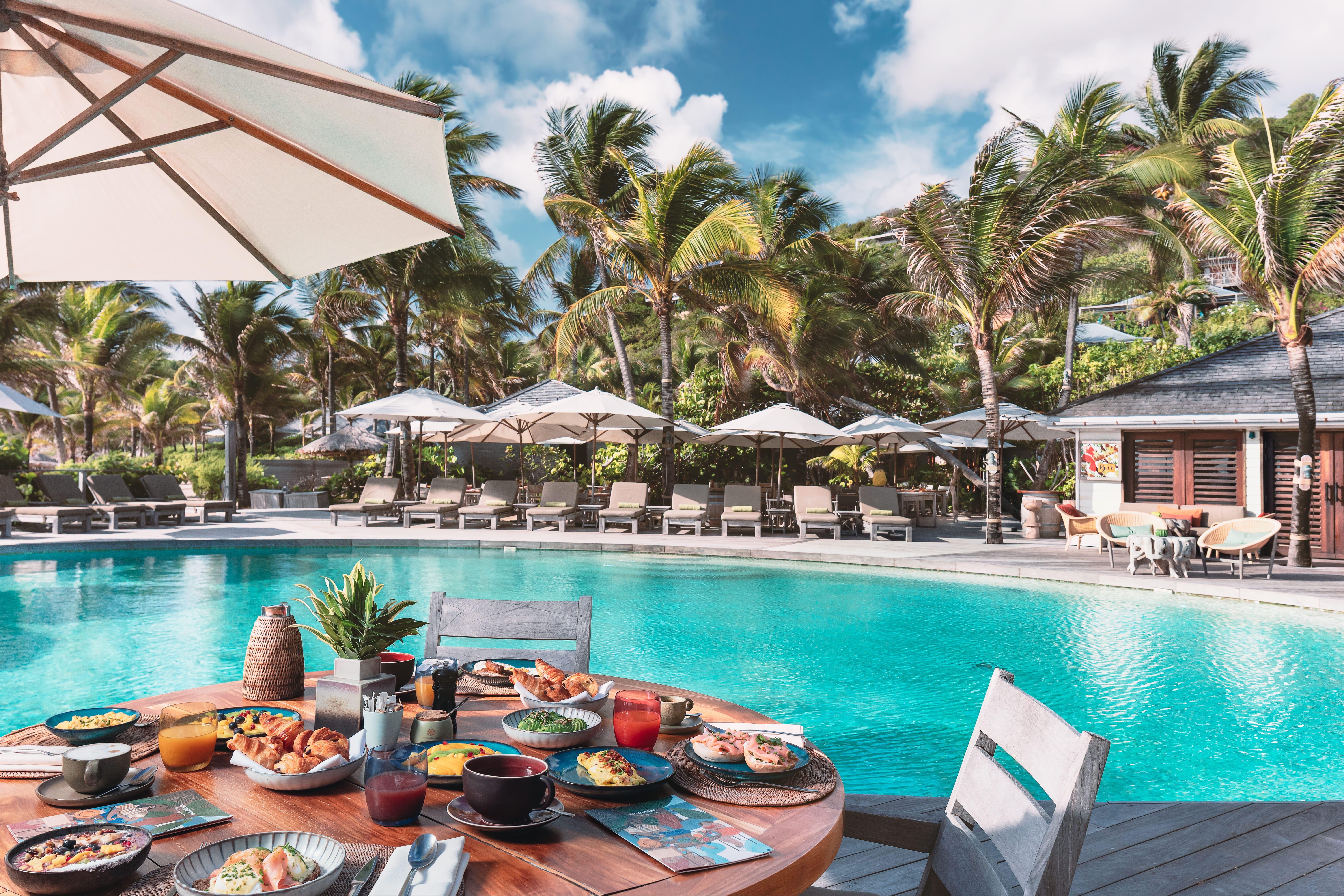 Dîner au bord de la piscine © B Signature 