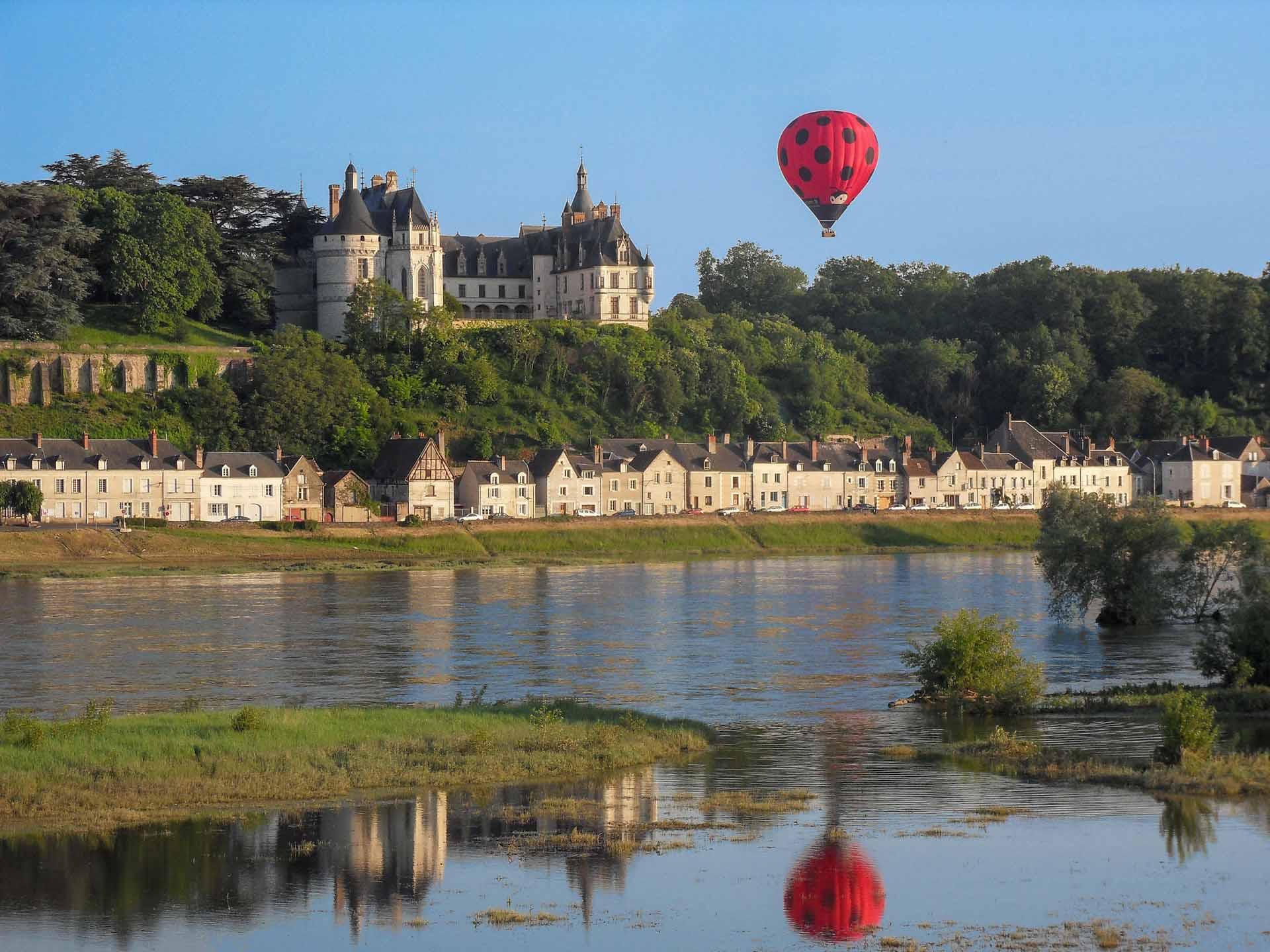 La montgolfière surfe sur la Loire © Aerocom Montgolfière