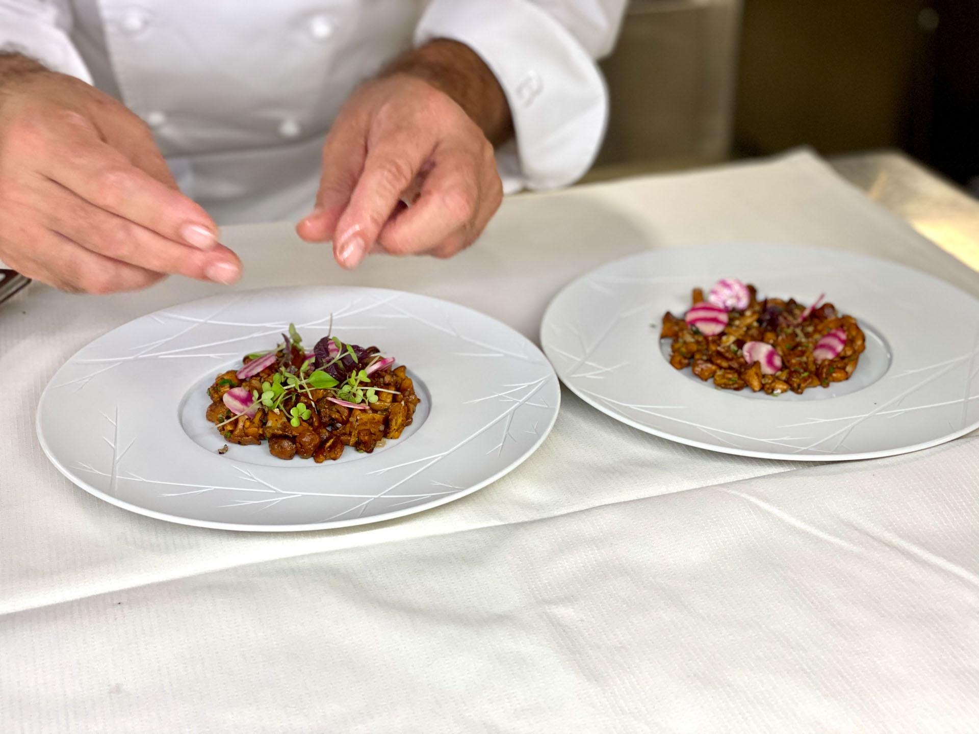 Dernières touches de dressage en cuisine © Coline de Silans