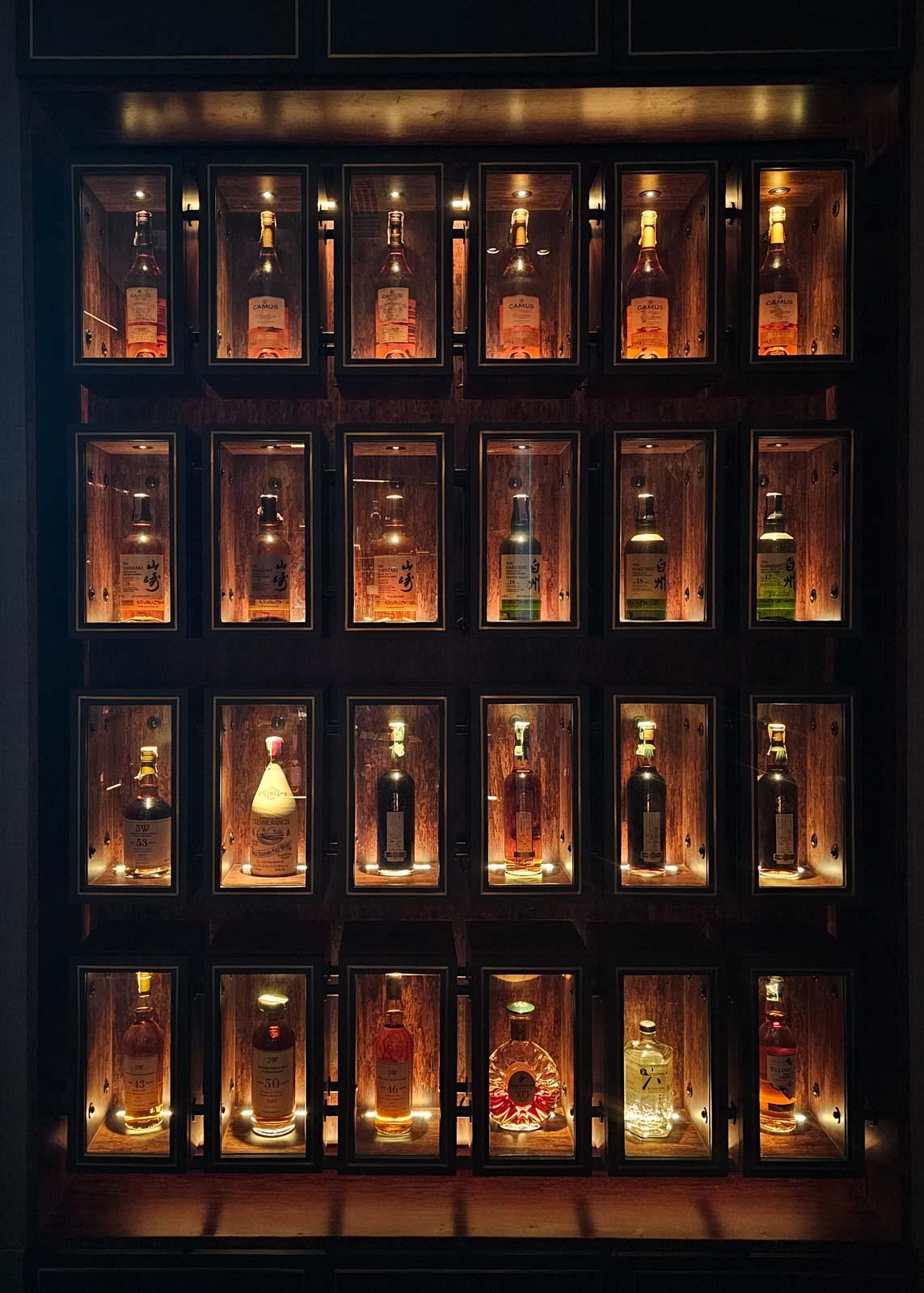 Le Cigar Bar et son locker à bouteilles © Delphine Cadilhac