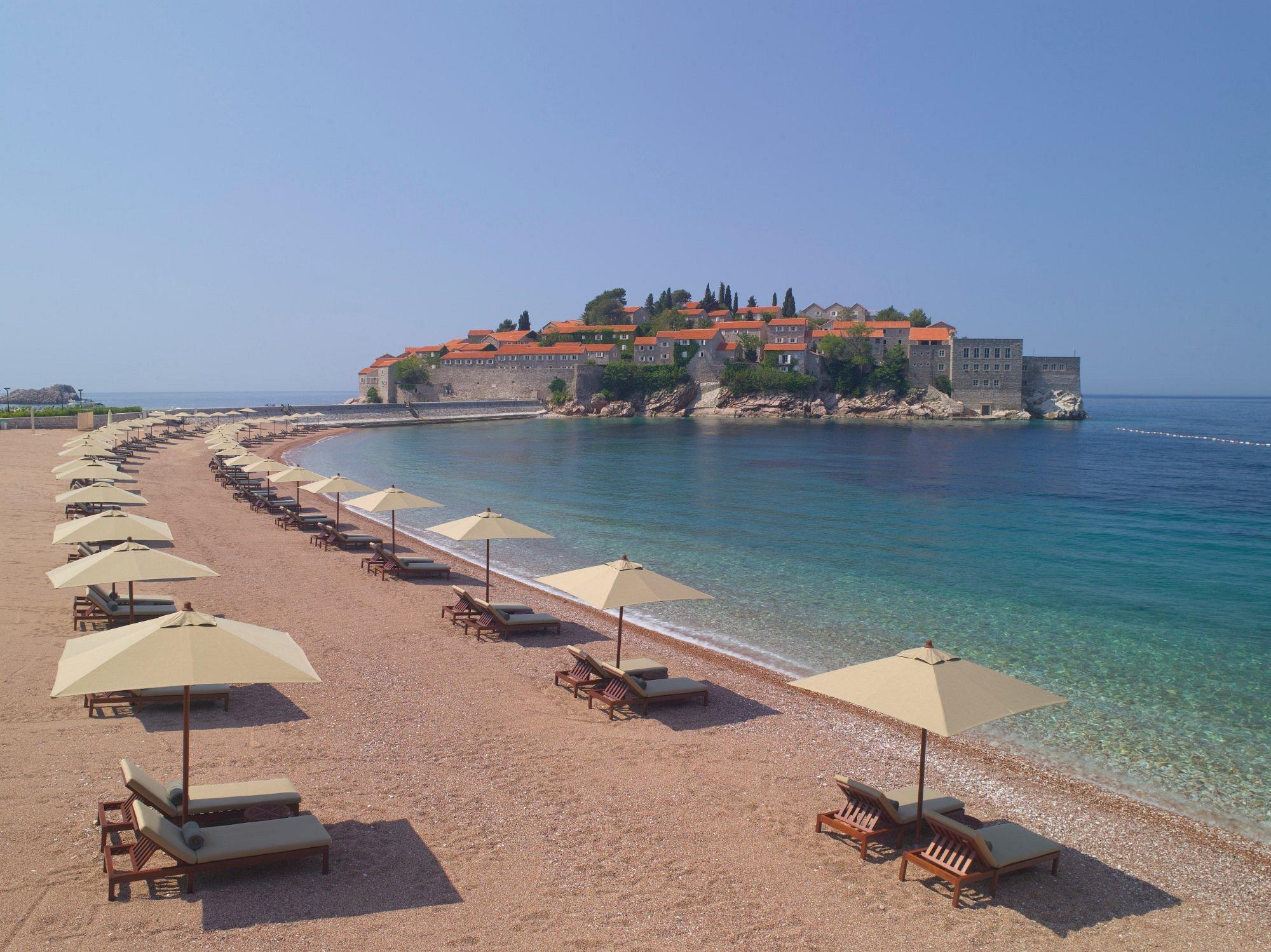 Vue sur l’hôtel © Aman Sveti Stefan 