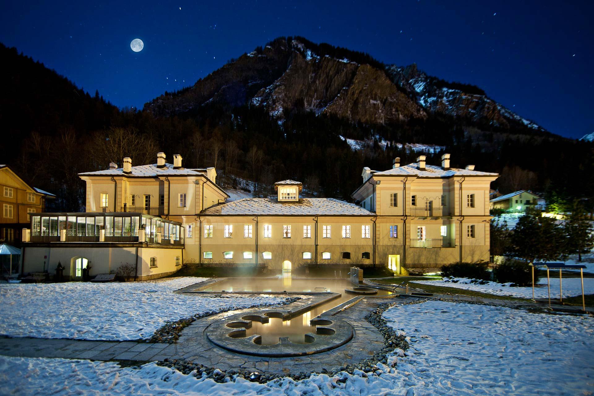 La nuit tombée rend magique l’expérience extérieure aux thermes de Pré-Saint-Didier. © Vallée d’Aoste