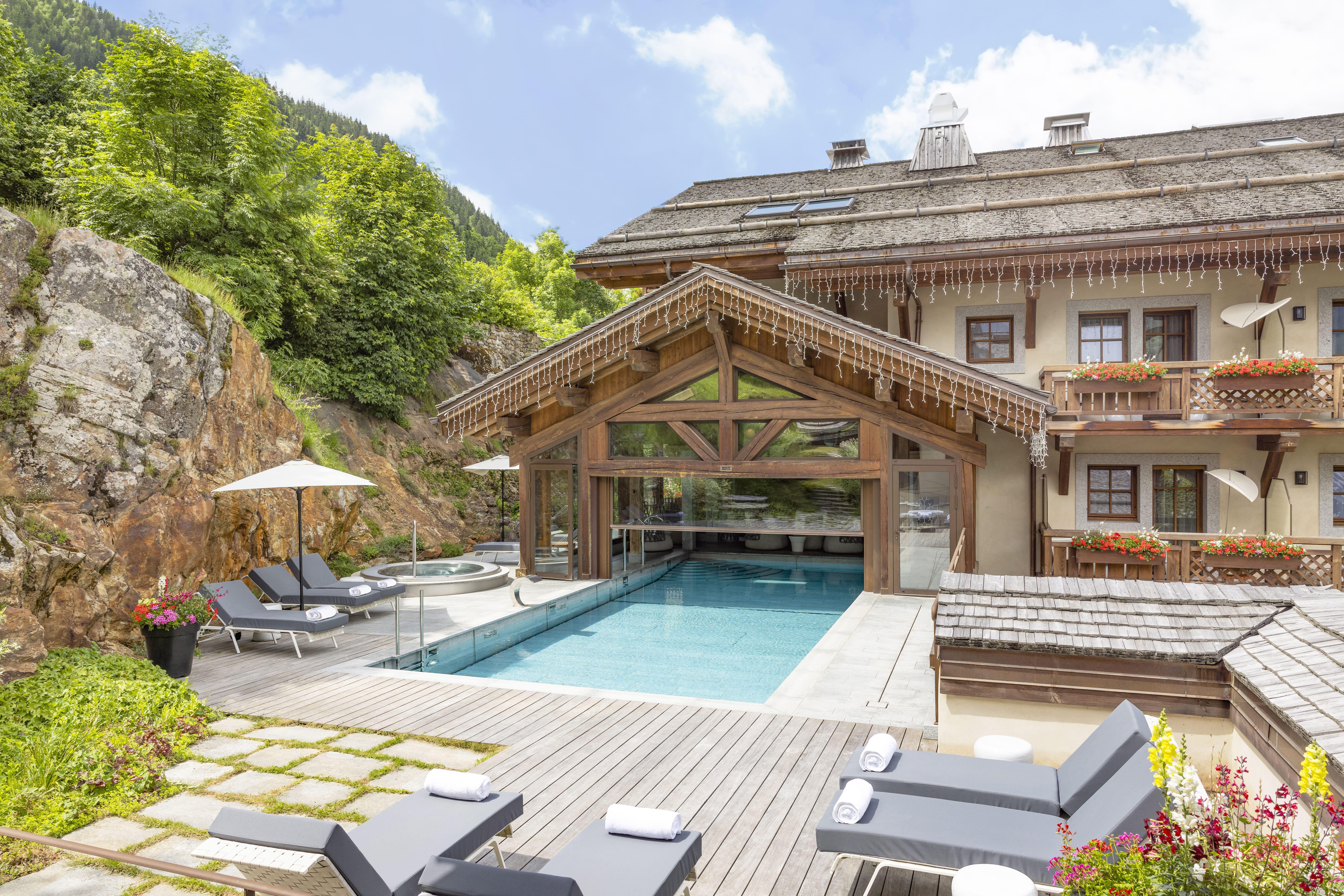 La piscine extérieure de l’hôtel © Armancette