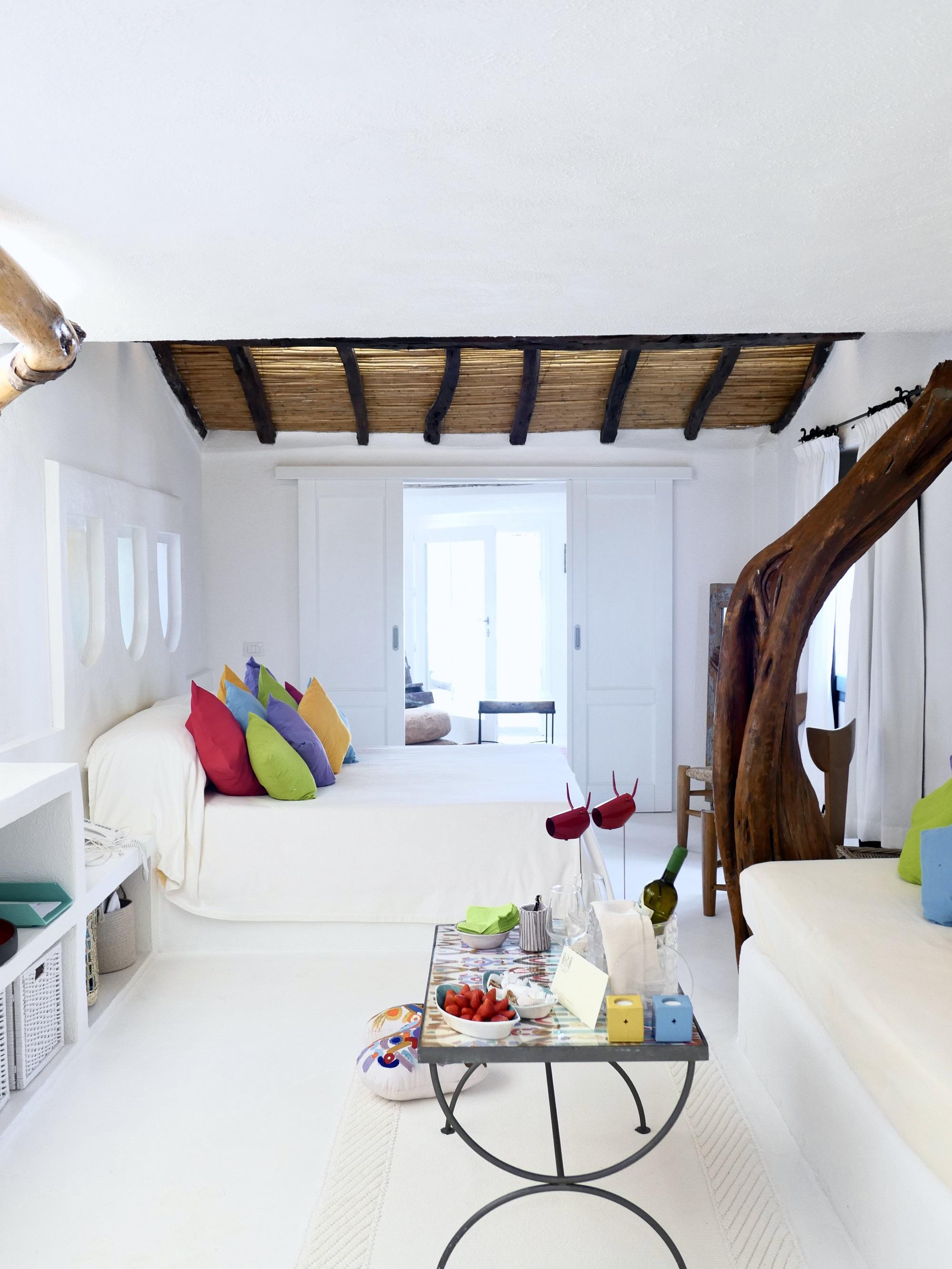 Su Gologone Experience hotel - art suite inside © DR