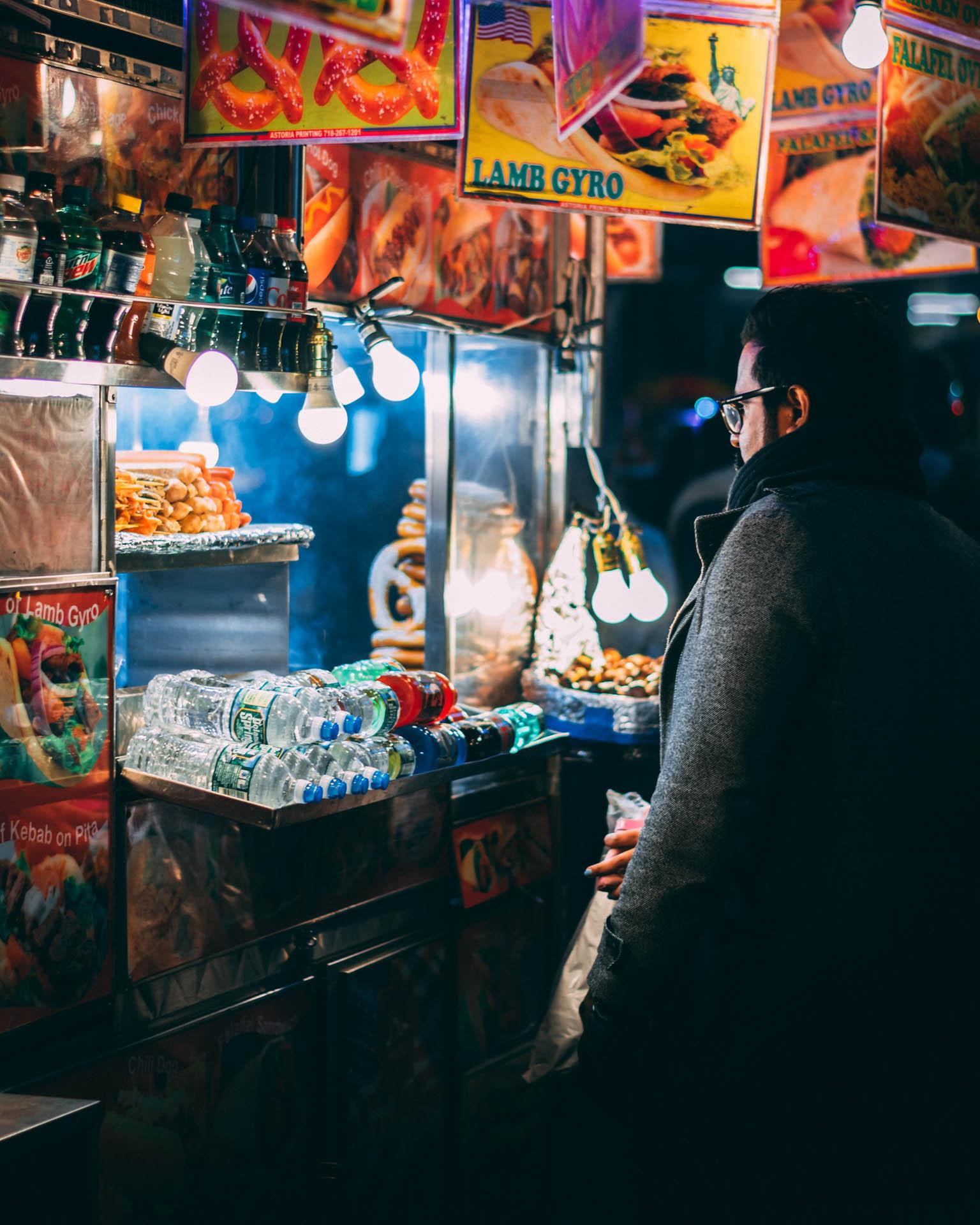 Une échoppe de rue dans la nuit new-yorkaise © Arthur Osipyan