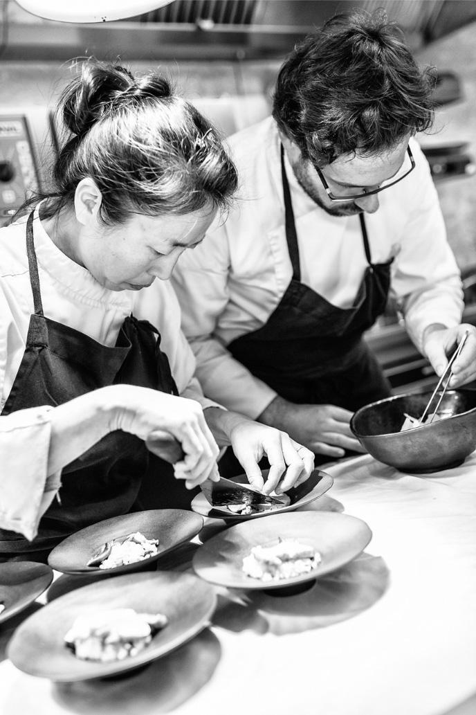 Tablier femme de service de salle de restauration. Tradition brasserie