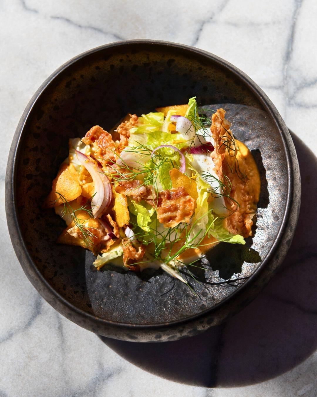 Mozzarella, lard croustillant, sucrines et nachos, huile d’olive © aubergedelatour_renauddarmanin Mozzarella, lard croustillant, sucrines et nachos, huile d’olive © aubergedelatour_renauddarmanin