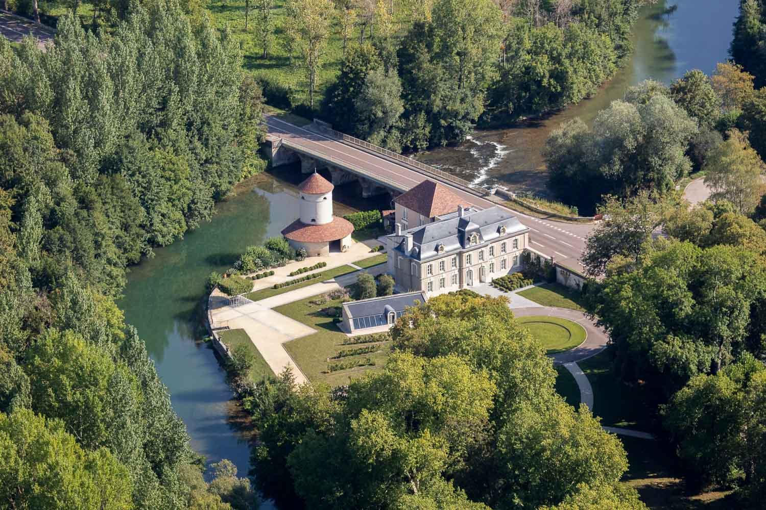 Le Manoir de Devaux entouré par la rivière © 5vents