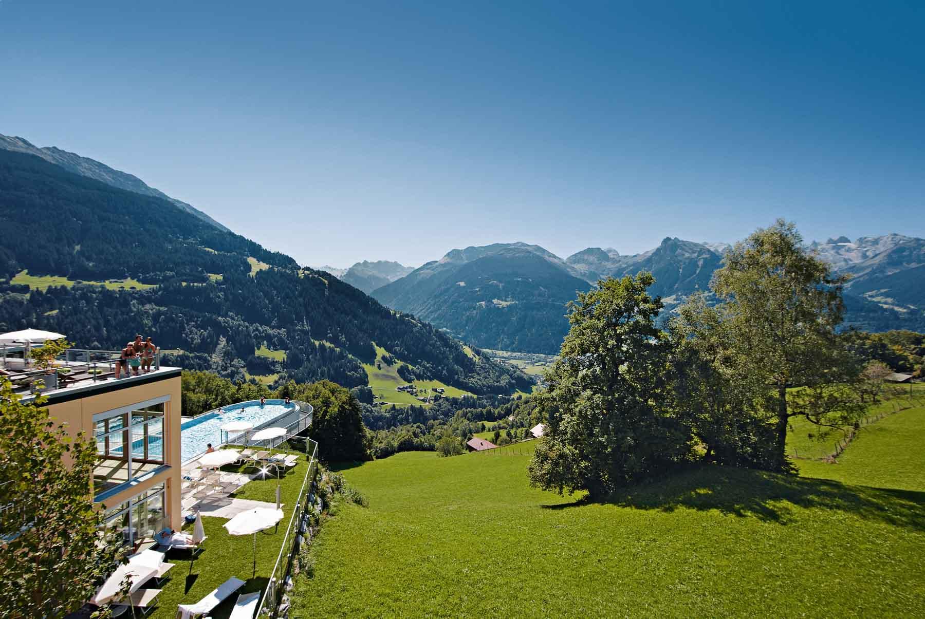 L’Hotel Fernblick Montafon domine les alpages © DR