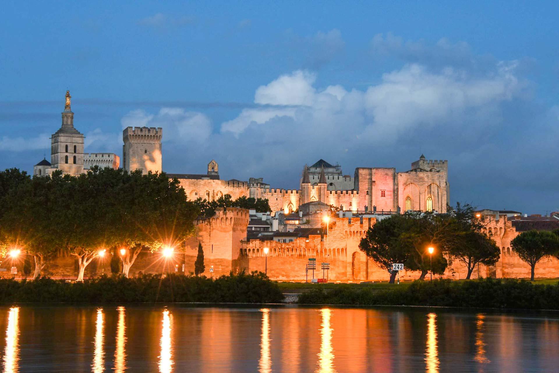 Le Palais des Papes au crépuscule © Herbert Frank - https://flic.kr/p/275QVww