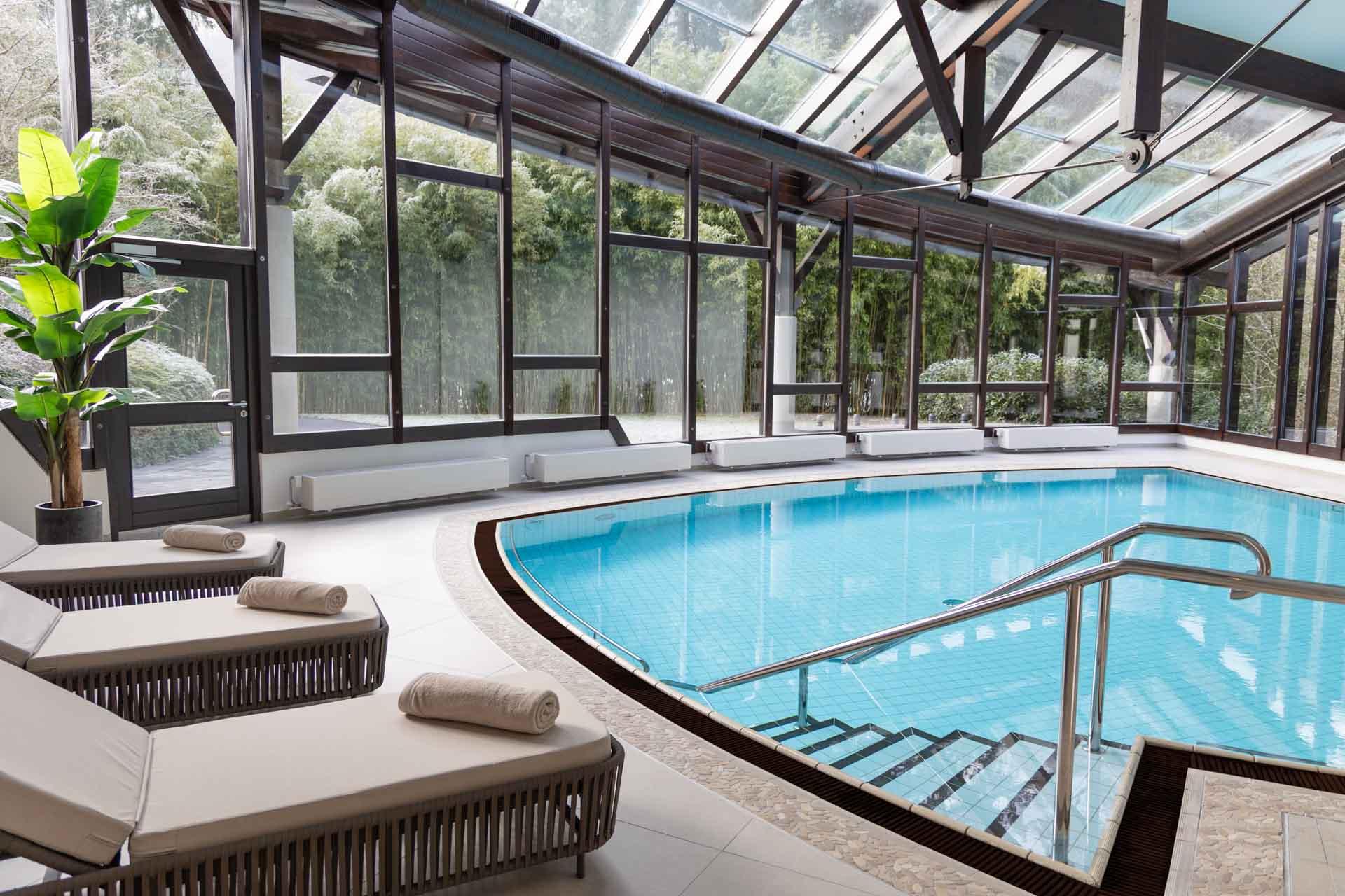 La piscine intérieure de l’hôtel © Parkschlosssen