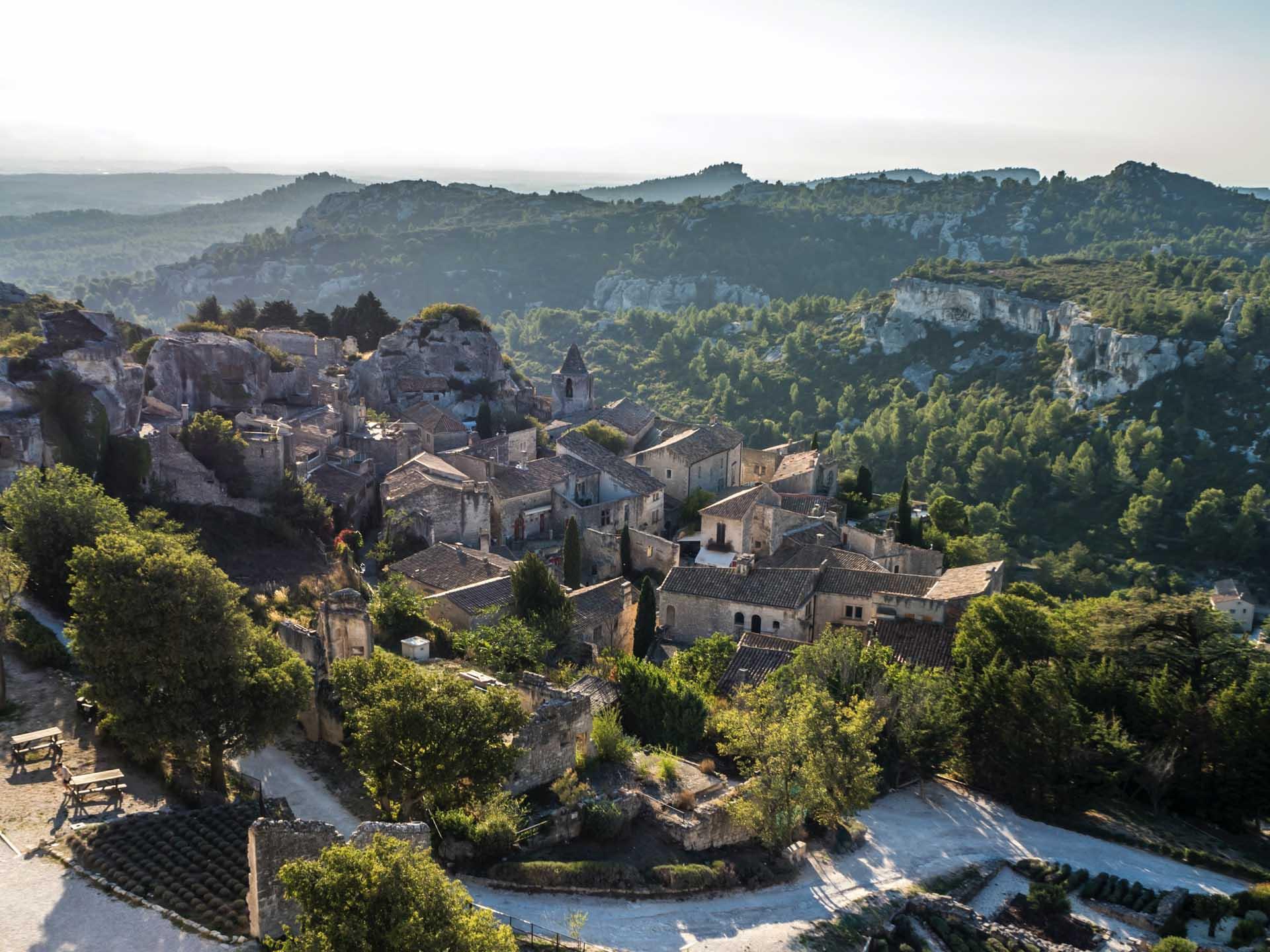 Les Baux-de-Provence dominent la plaine qui s’étend jusqu’à la Méditerranée © Jaakko Kemppainen