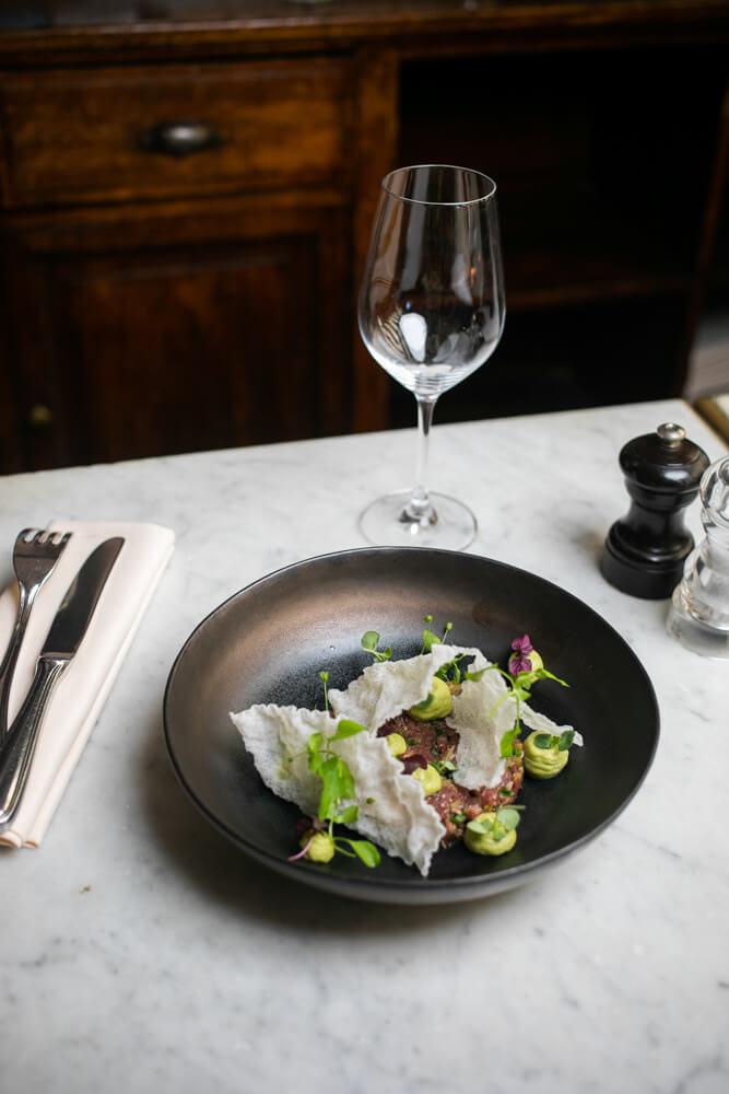 Le Bistrot d’à Côté Flaubert - Tartare de boeuf façon asiatique avec chips de riz © Ugo&Valentin