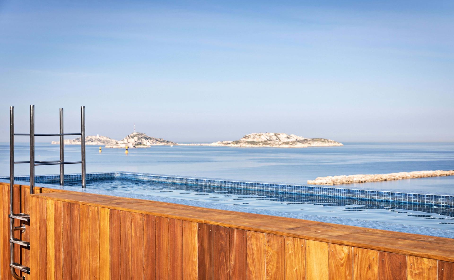 La piscine sur le toit des Bords de Mer © Les Domaines de Fontenille Sas