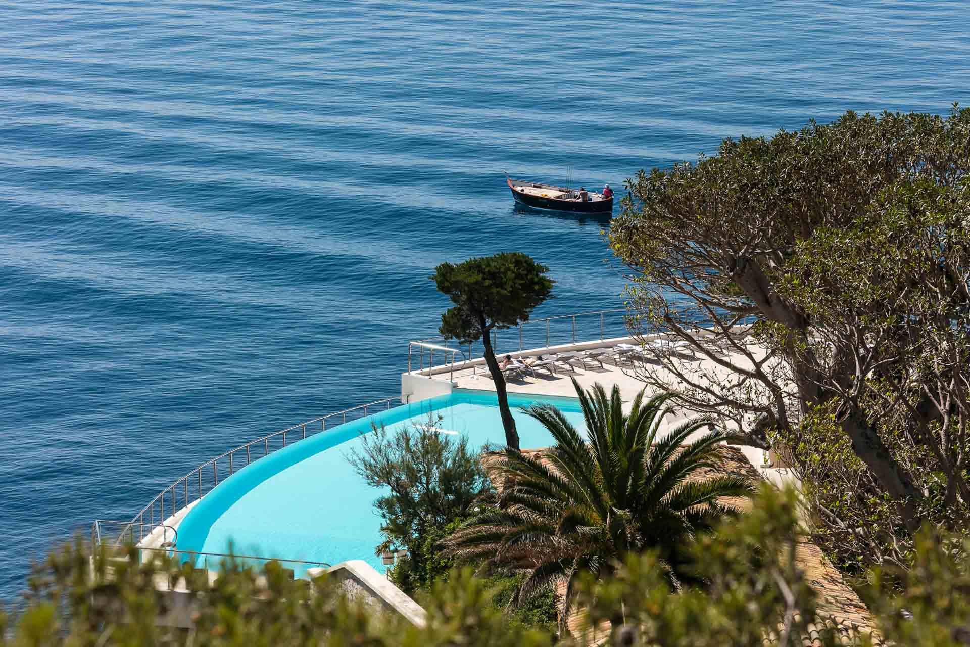 Le Cap Estel rentre dans la mer au pied de la falaise d’Èze © DR