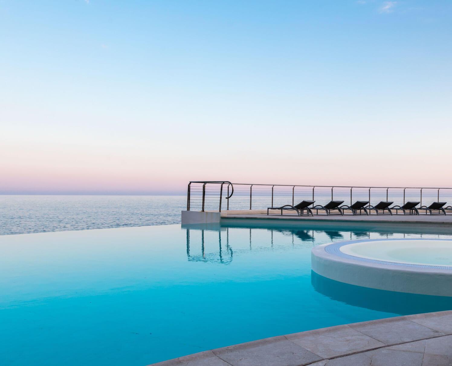 La somptueuse piscine du Cap Estel semble suspendue sur l’eau © DR