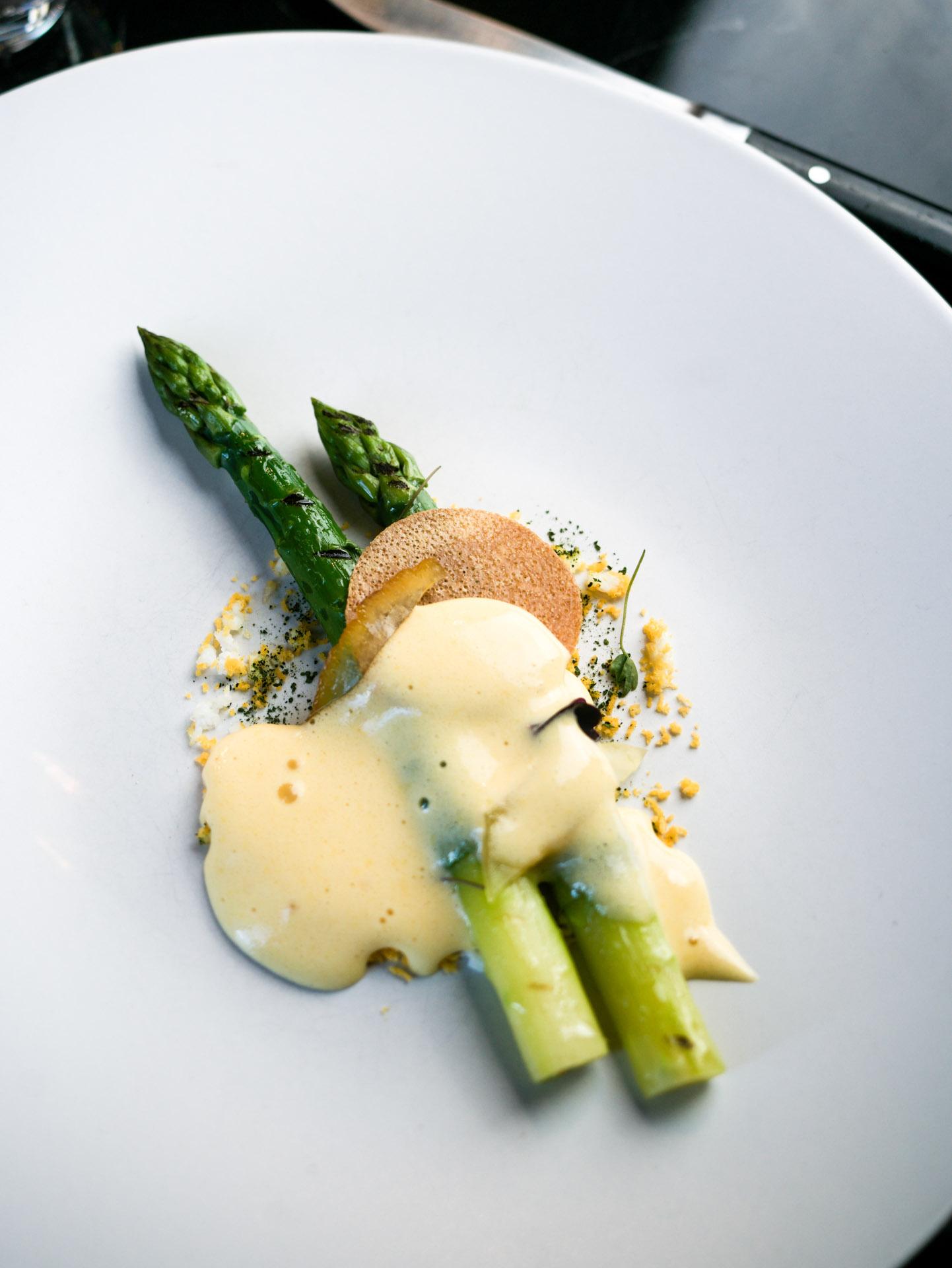 Asperge œuf mimosa et cédrat confis © Stéphane Riss