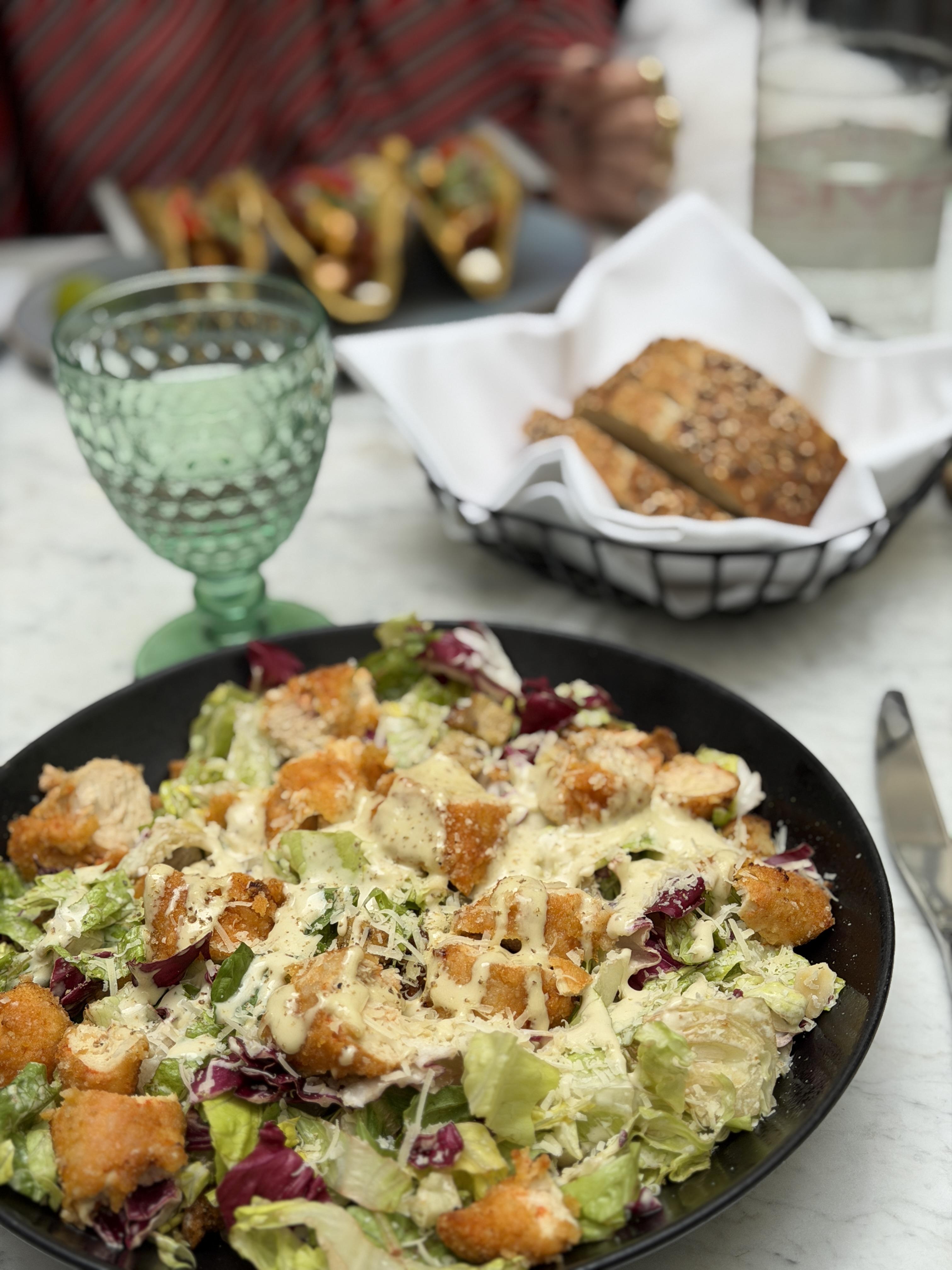 La salade César du Montecito avec son poulet pané croustillant et son vieux rodez râpé. © CR