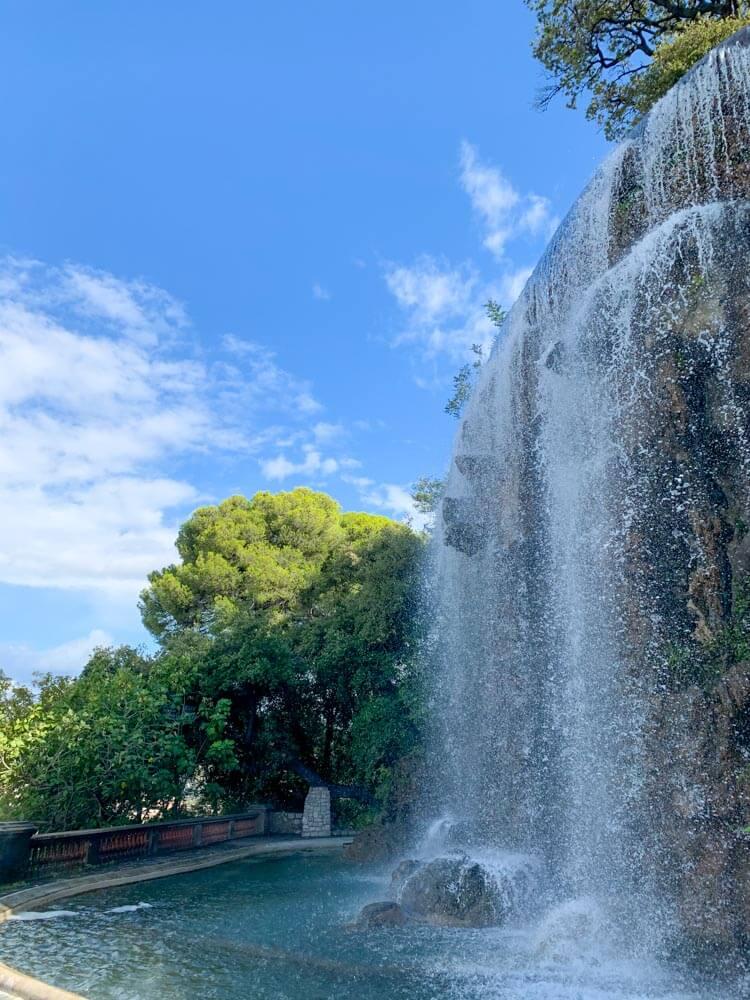 Cascade de la Coline du château © YONDER.fr-PG