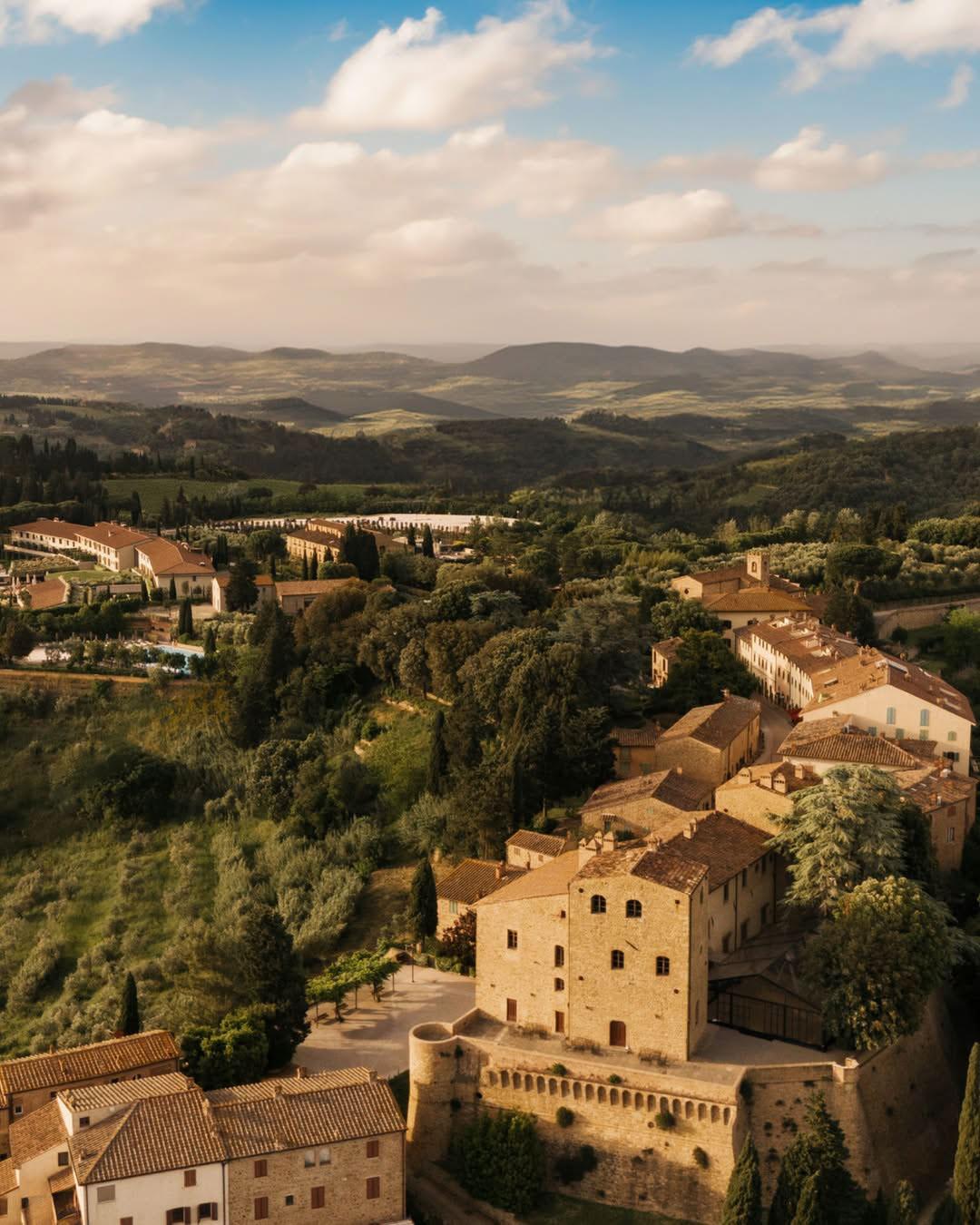 Poser ses valises à Castelfalfi lors d’un road trip en Toscane