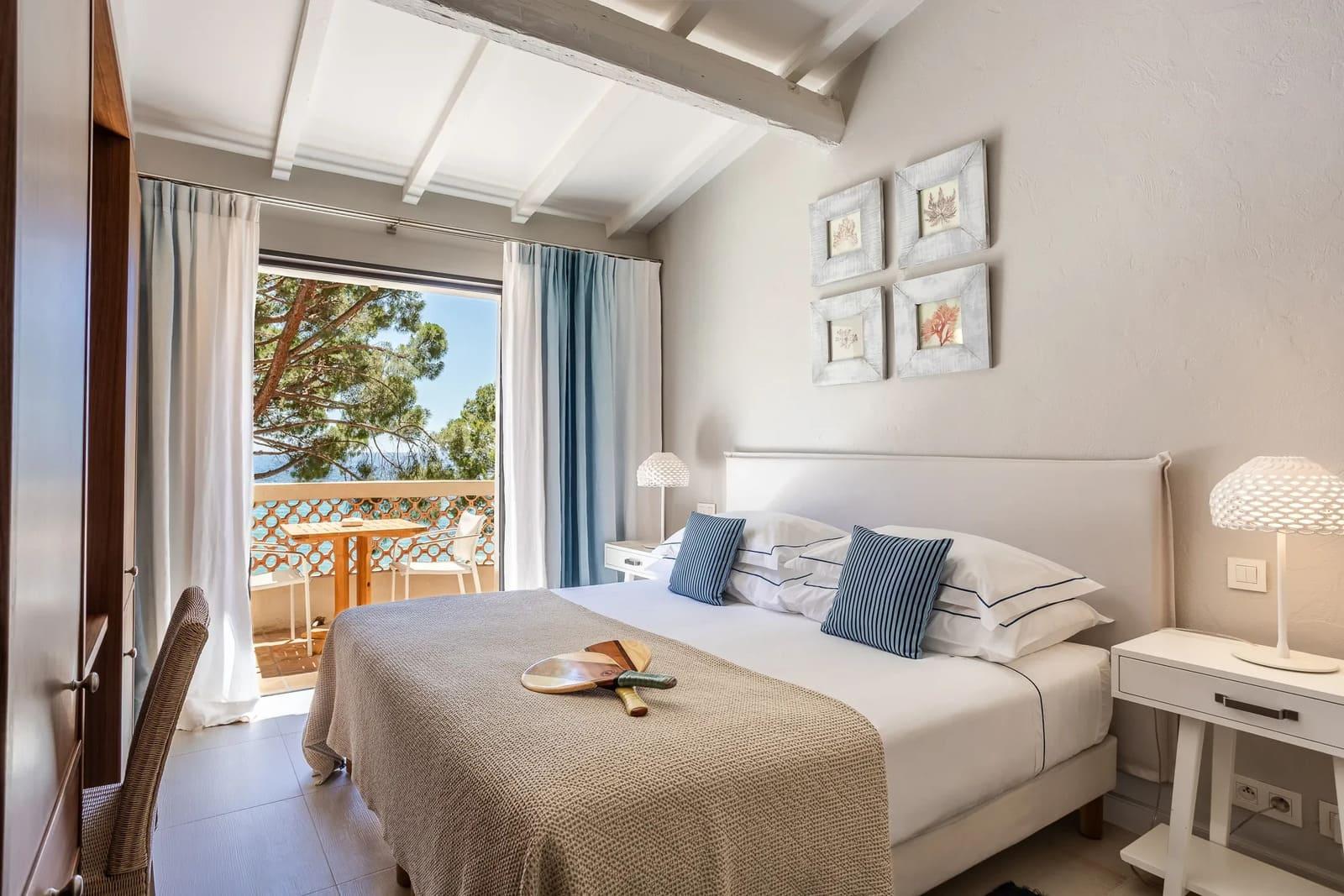 La chambre double avec vue sur la mer de l’hôtel 4 étoiles © La Pinède Plage