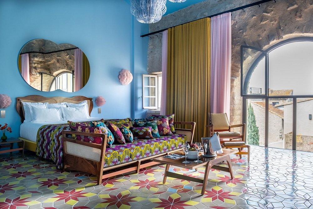 Réserver une chambre haute en couleurs en Camargue à l’hôtel © L’Arlatan