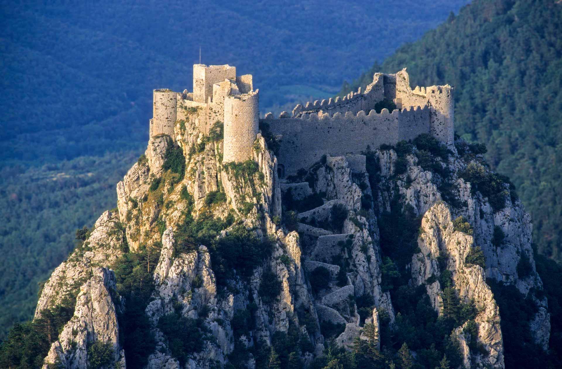 Le château de Puilaurens perché sur son éperon rocheux © Thierry Rambaud - AdobeStock