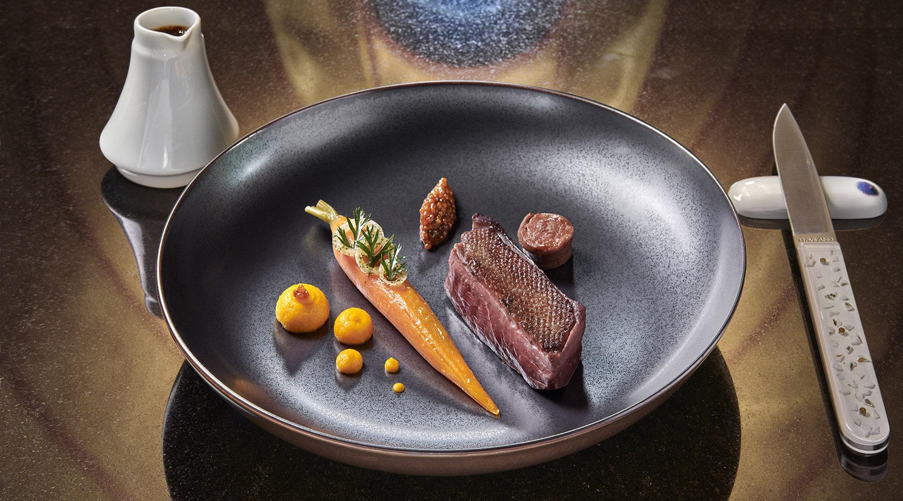 Une cuisine gastronomique au restaurant La Chapelle © Le Château Saint-Jean Une cuisine gastronomique au restaurant La Chapelle © Le Château Saint-Jean