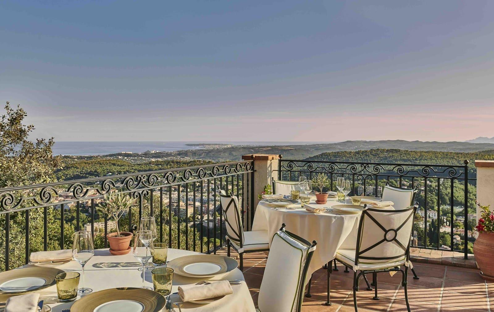 La terrasse du restaurant de l’hôtel © Château Saint-Martin & Spa 