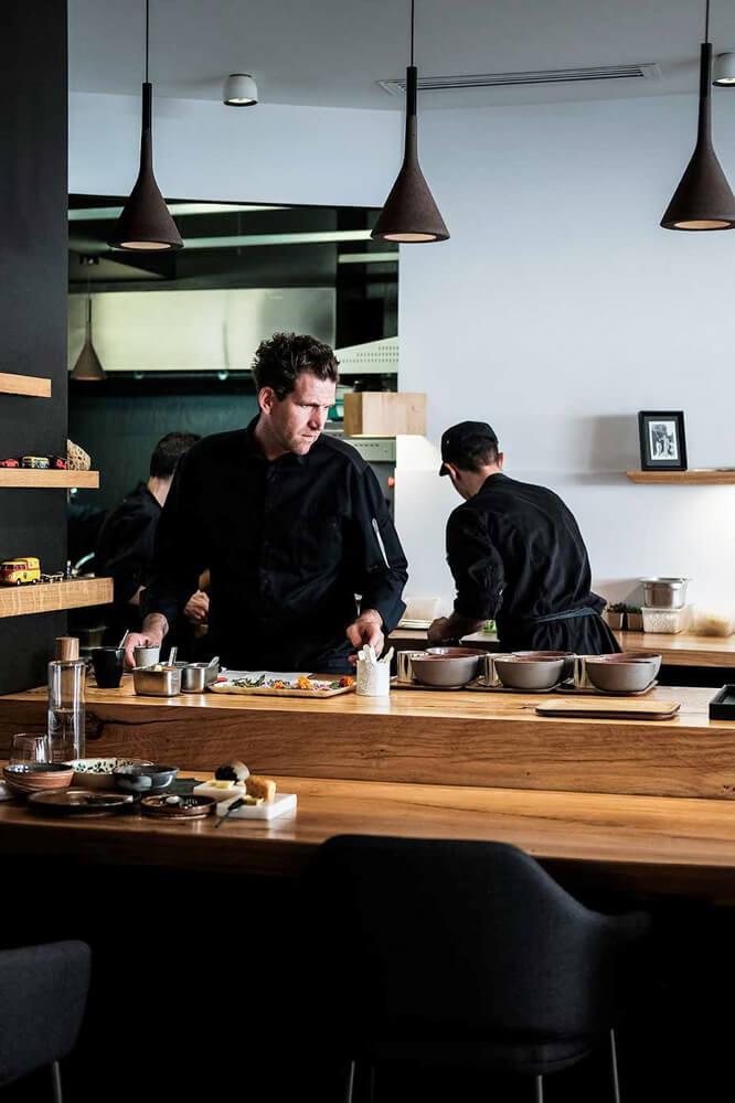 Le chef Alexandre Mazzia dans ses cuisines © DR