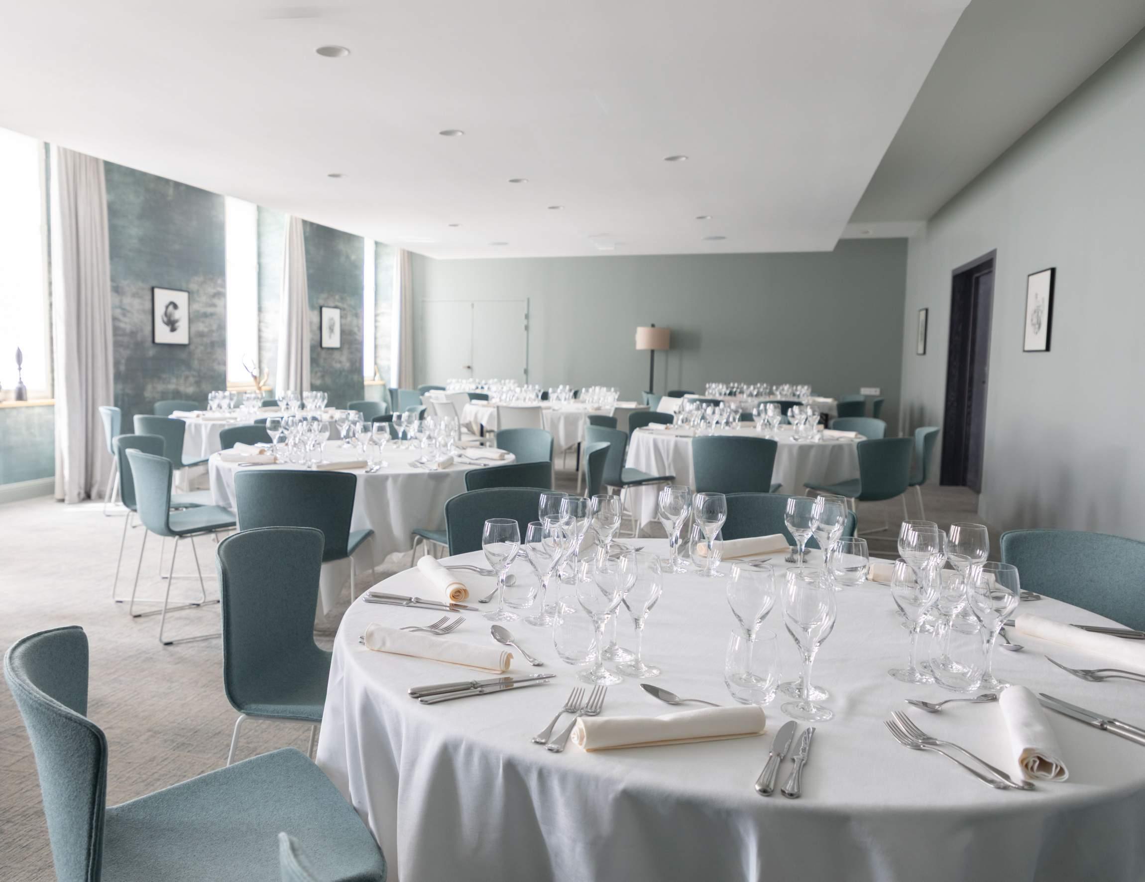 Le salon cheminée pour un cocktail ou une réunion © Fleur de Loire