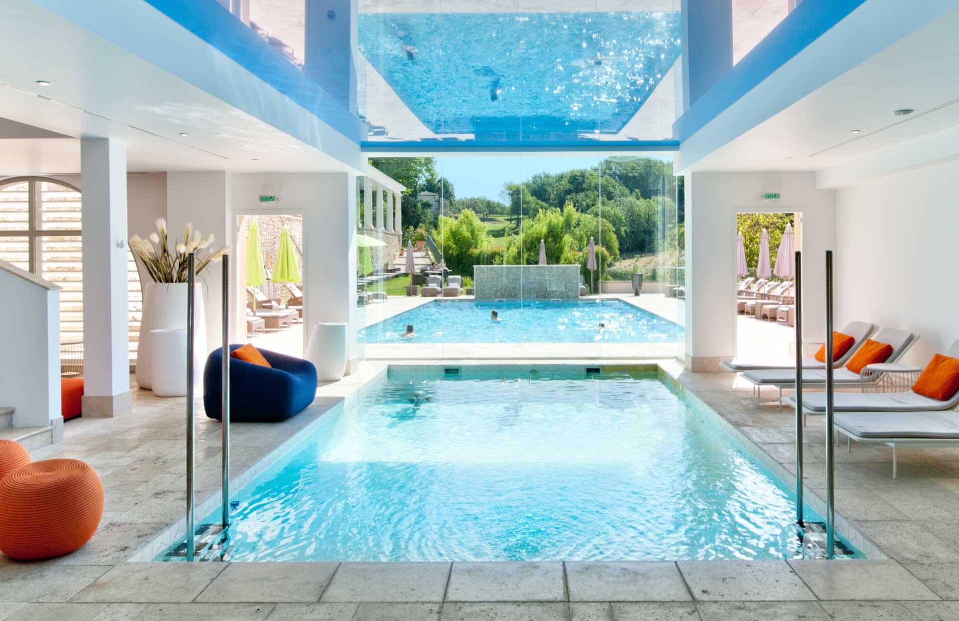 Au Couvent des Minimes, piscine intérieure et extérieure se confondent © DR