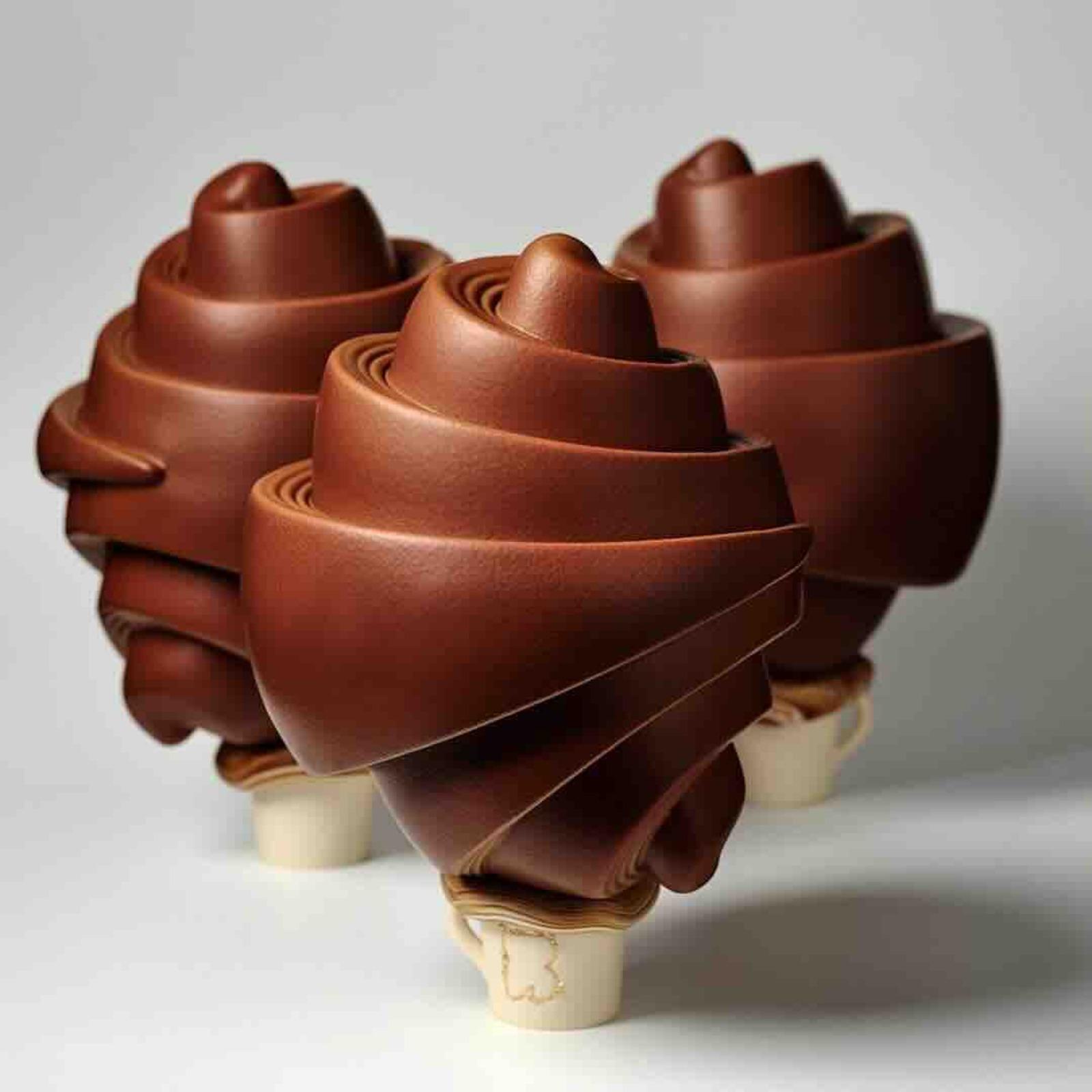 Le croissant géant écrasant sa tasse du chef Léandre Vivier © Burgundy