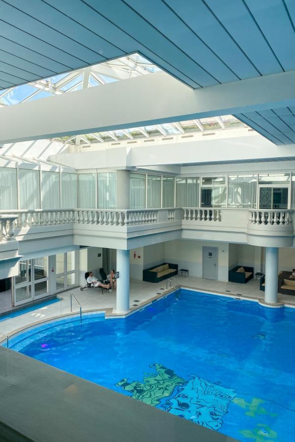 La grande piscine de l’espace bien-être © Mireille Gignoux 