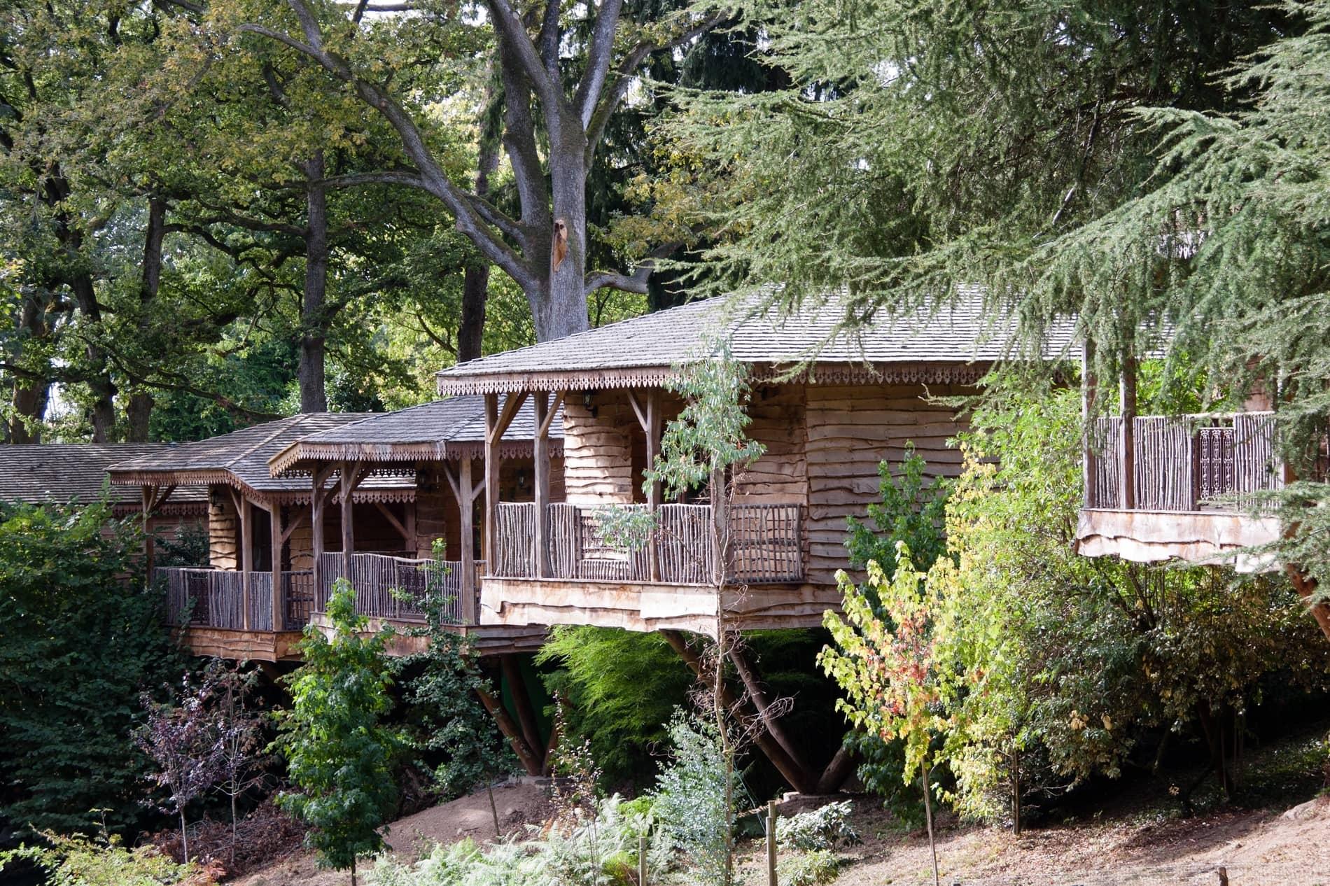 Les cabanes sur pilotis sur le domaine © Château du Boisniard 