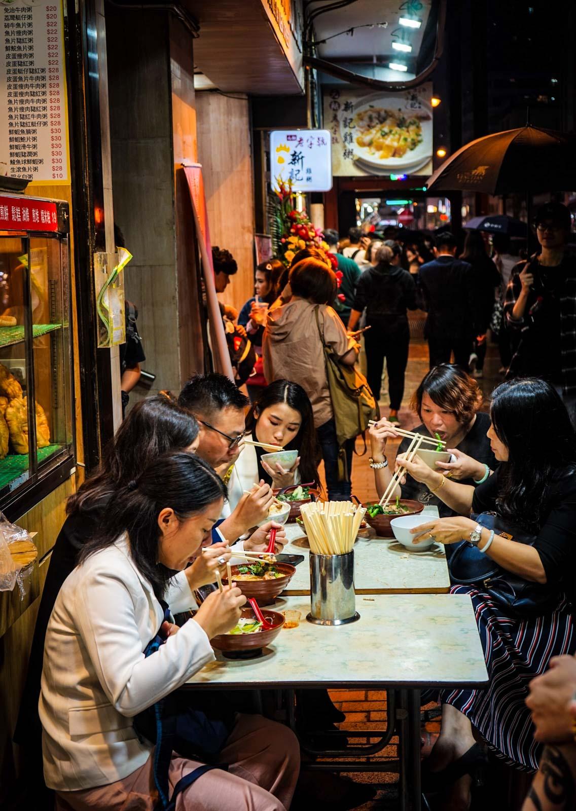 Un coin de trottoir, quelques chaises en plastique, assez pour faire un restaurant où dégustez d’excellentes nouilles wonton © Felix Lannoo